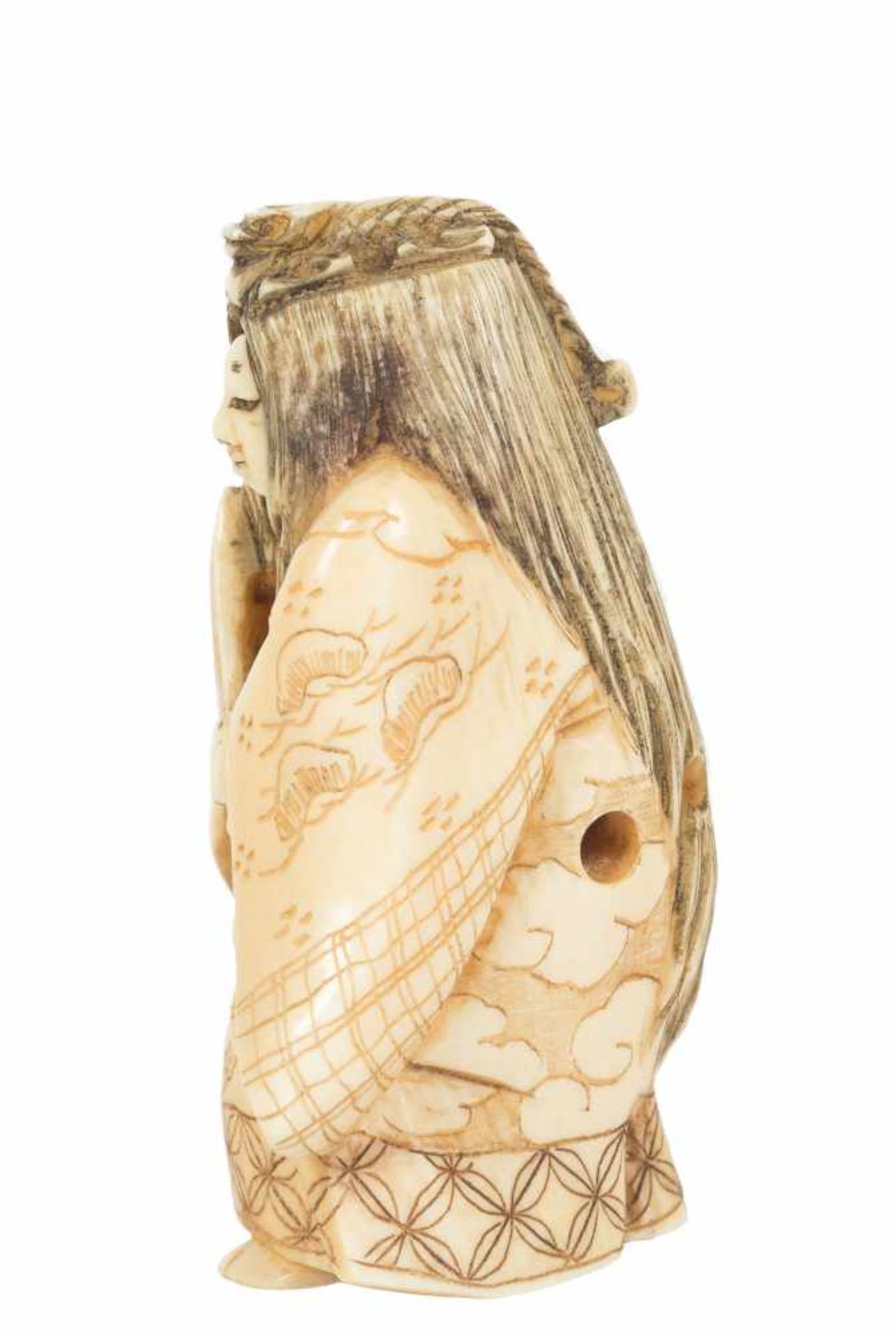 A Japanese netsuke okimono of a kabuki actor in carved ivory. Meiji period. 19th. Century. Signed. - Bild 8 aus 10