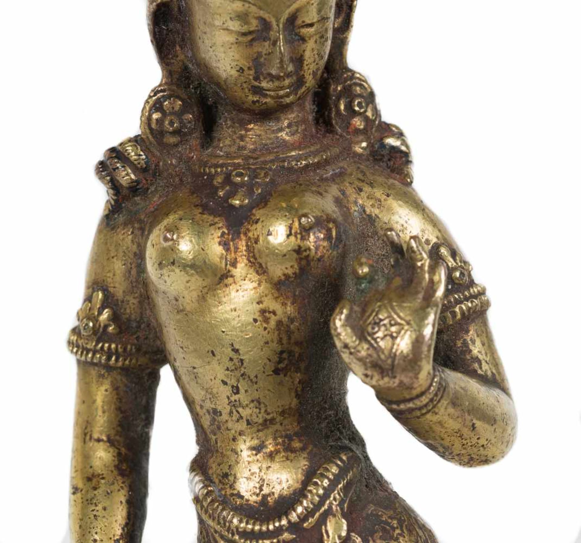 A gilt-bronze figure of standing Tara. Tibet. 17th-18th centuries. Depicted with her left hand - Bild 8 aus 11