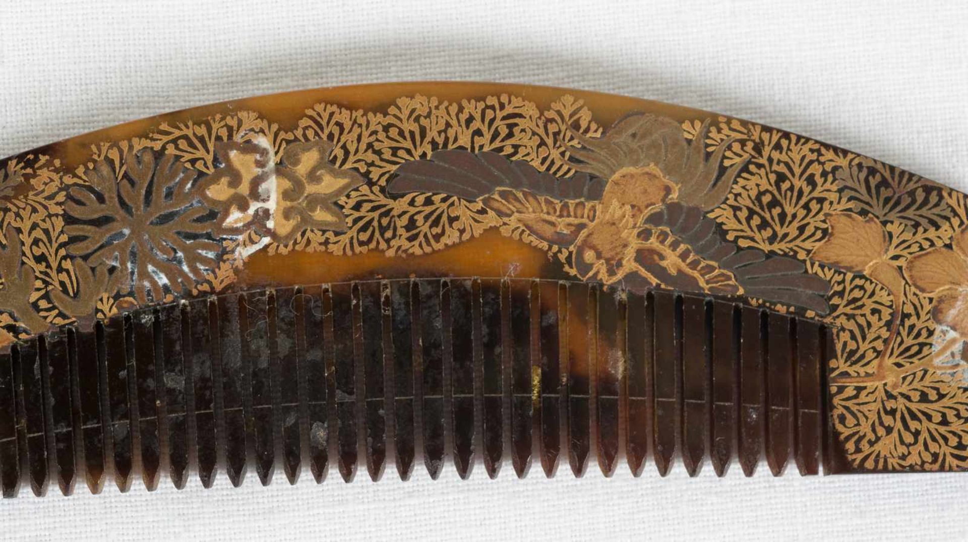 A set of three Japanese combs and pins. Edo period and Meiji period. 19th century.Long: 16 cm., - Bild 4 aus 6