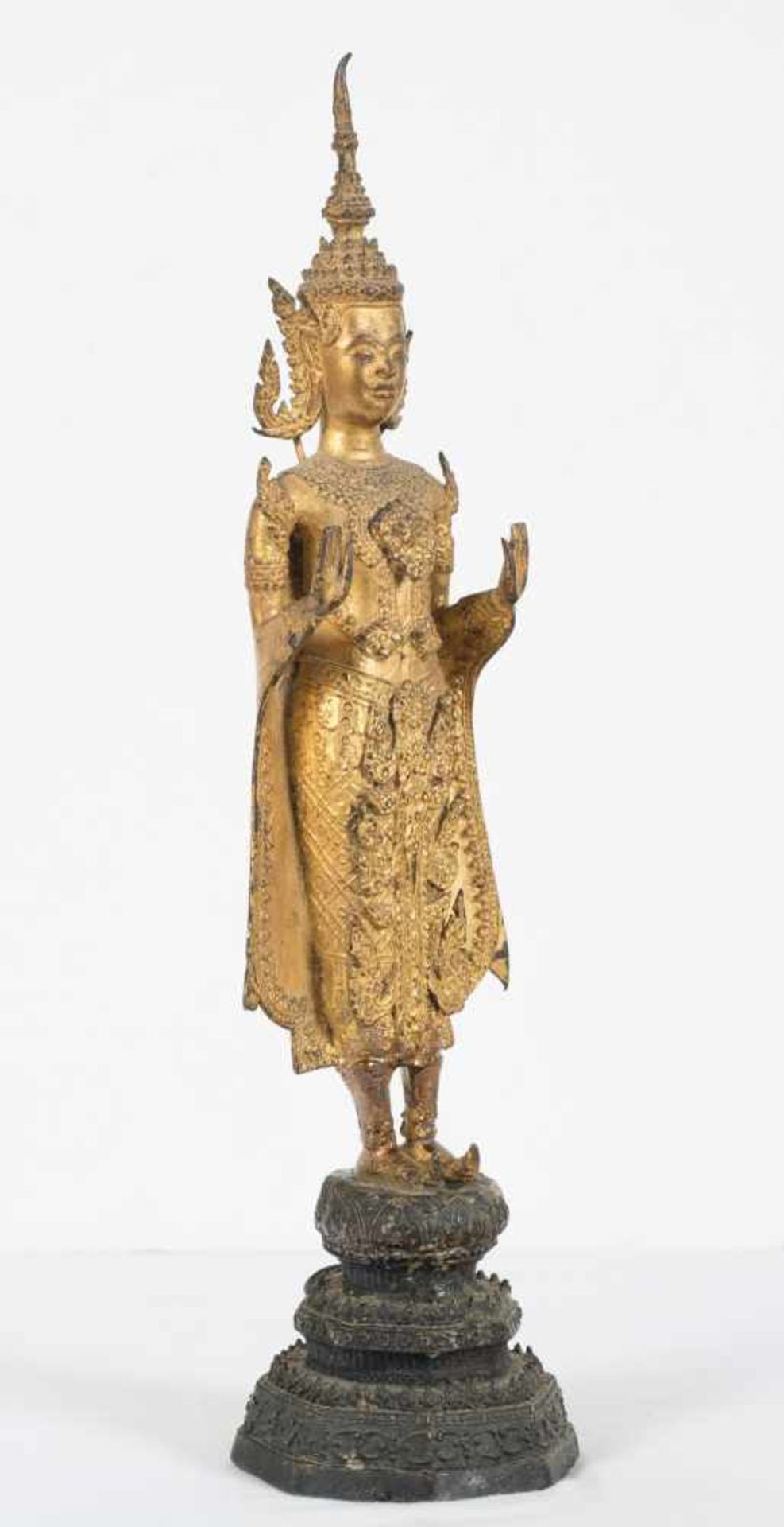 A gilt bronze figure of Buddha. Thailand. Rattanakosin period. 18th Century. Standing on a tier - Bild 2 aus 8