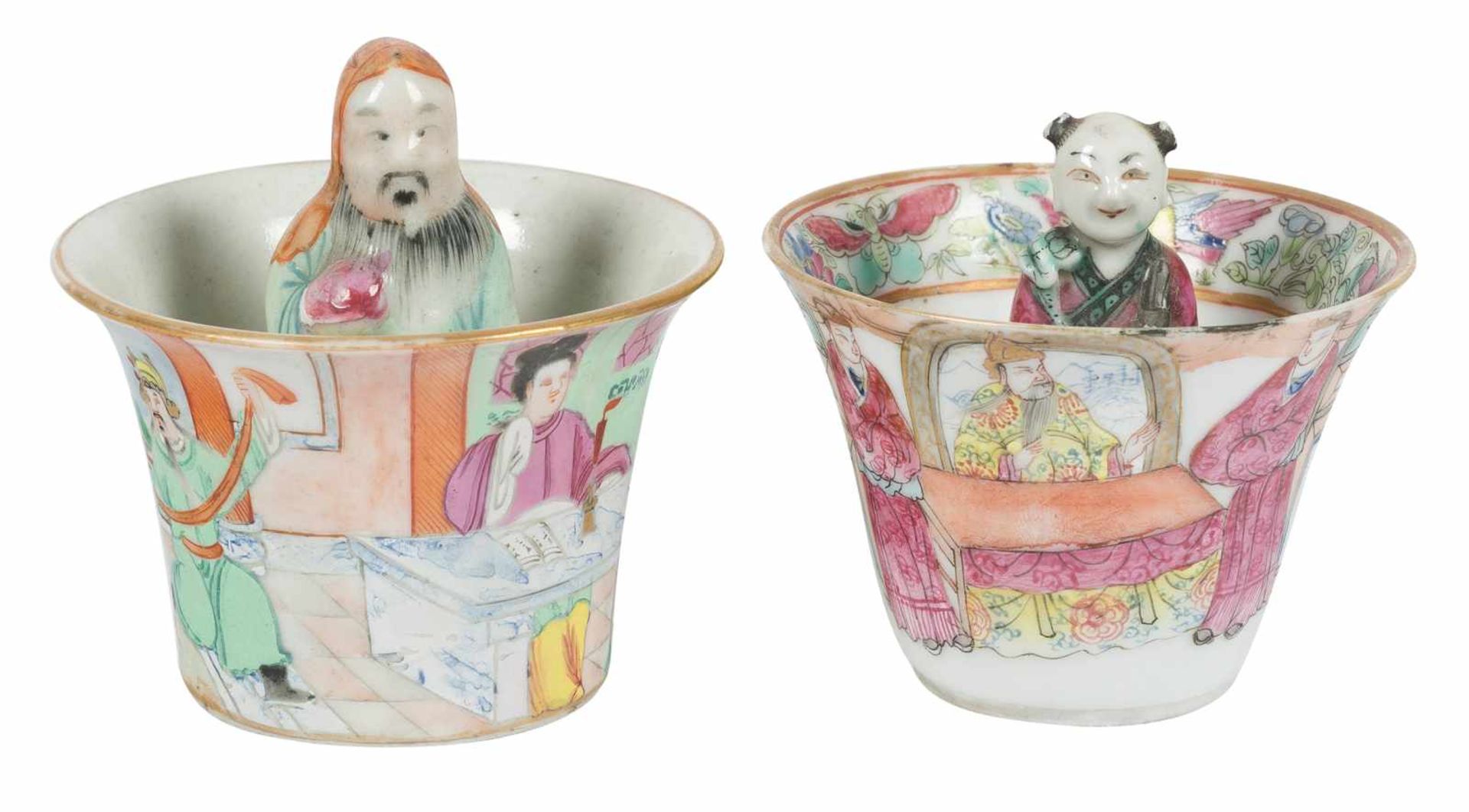 A pair of trick cups in porcelain. Famille Rose. China. Qing dynasty (1644-1912)6,5 x 7 cm. y 8