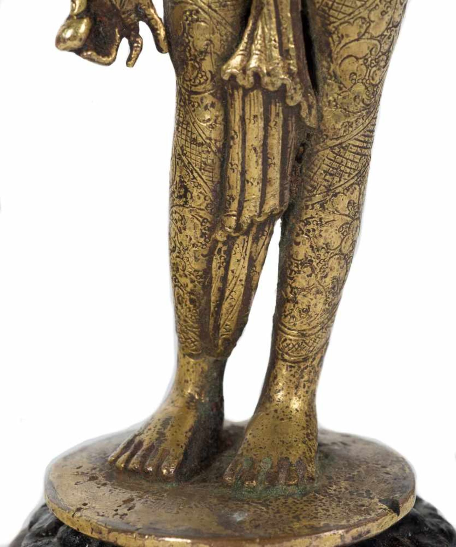 A gilt-bronze figure of standing Tara. Tibet. 17th-18th centuries. Depicted with her left hand - Bild 10 aus 11