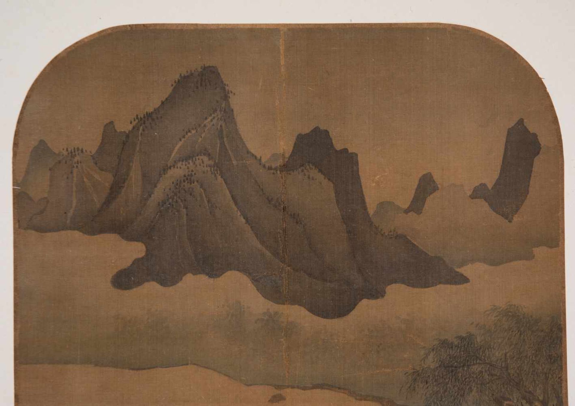 Slight colours and ink on silk. Possibly Ming Period (1368-1644)“Fishing on the river with moun - Bild 3 aus 4