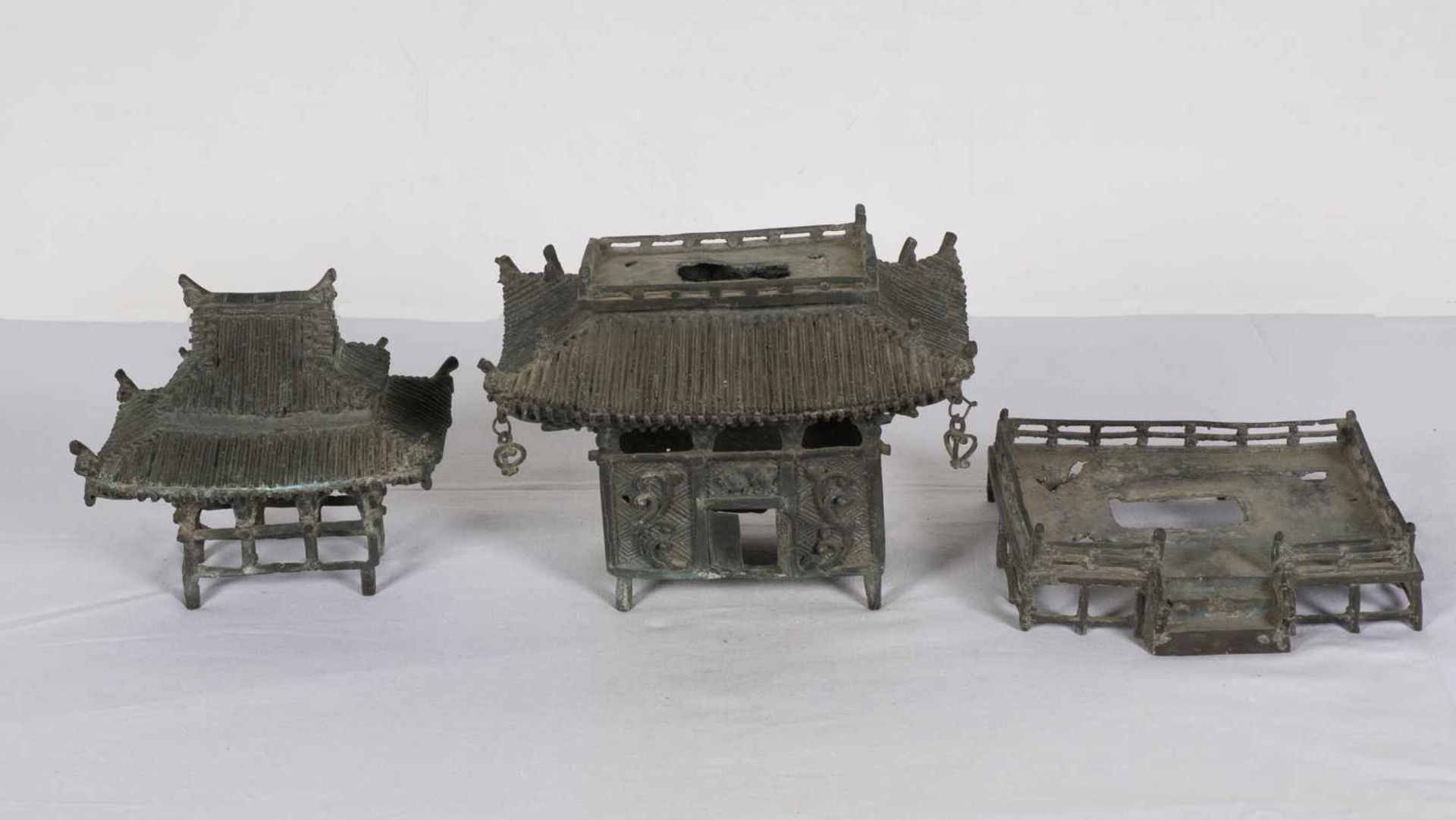 A bronze pagoda shaped censer. Japan. Meiji period. 19th Century.25 x 18 x 15 cm. - Bild 5 aus 6