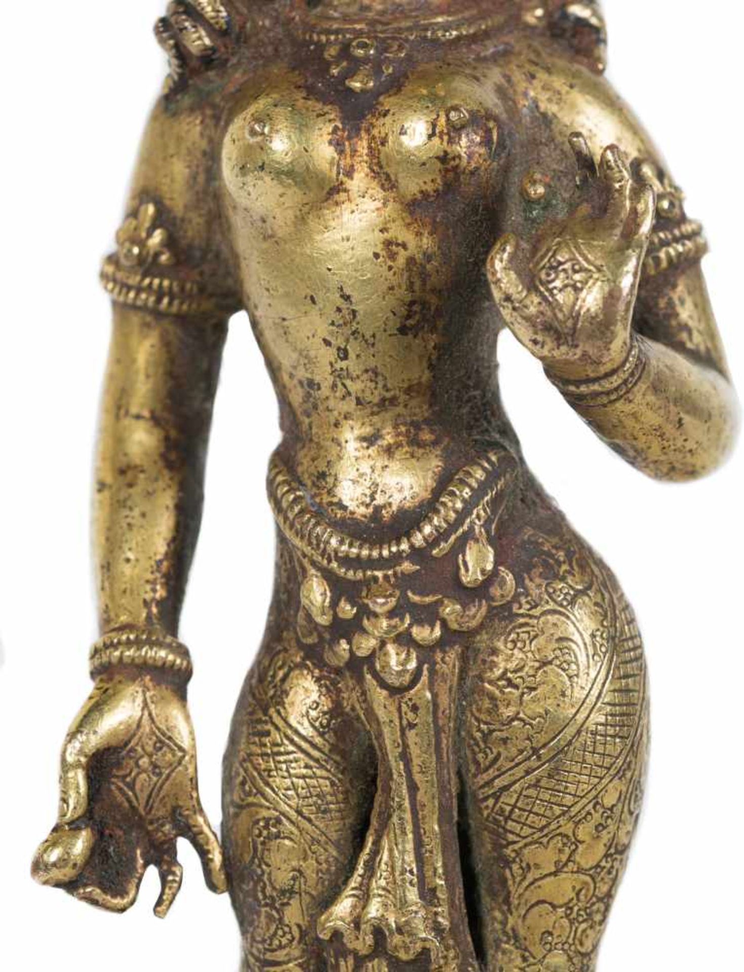 A gilt-bronze figure of standing Tara. Tibet. 17th-18th centuries. Depicted with her left hand - Bild 9 aus 11