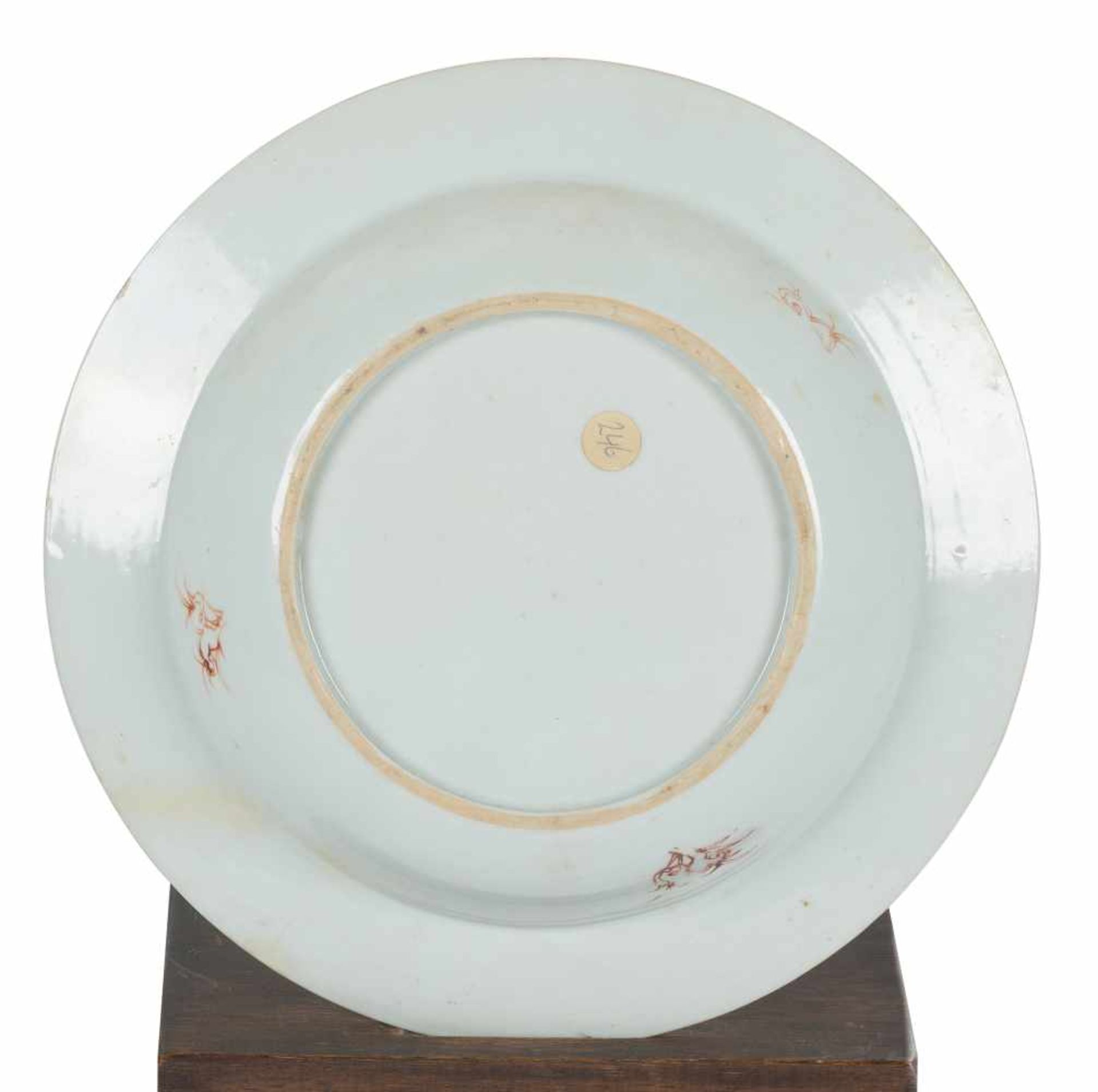 A large porcelain dish. Famille Rose. China. Qianlong period (1736-1795)Diameter: 22,5 cm.< - Bild 5 aus 5