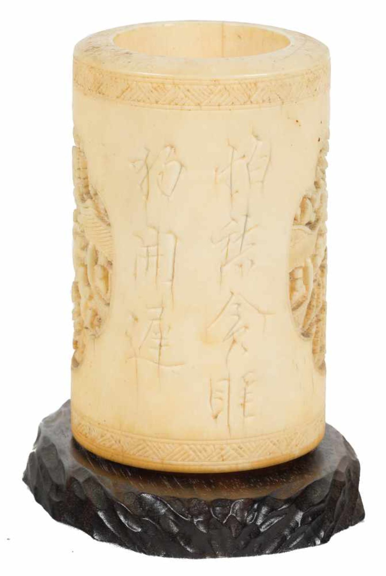 A fine ivory brushpot of cylindrical form. Qing dynasty, 19th century.Deeply carved with schola - Bild 4 aus 7