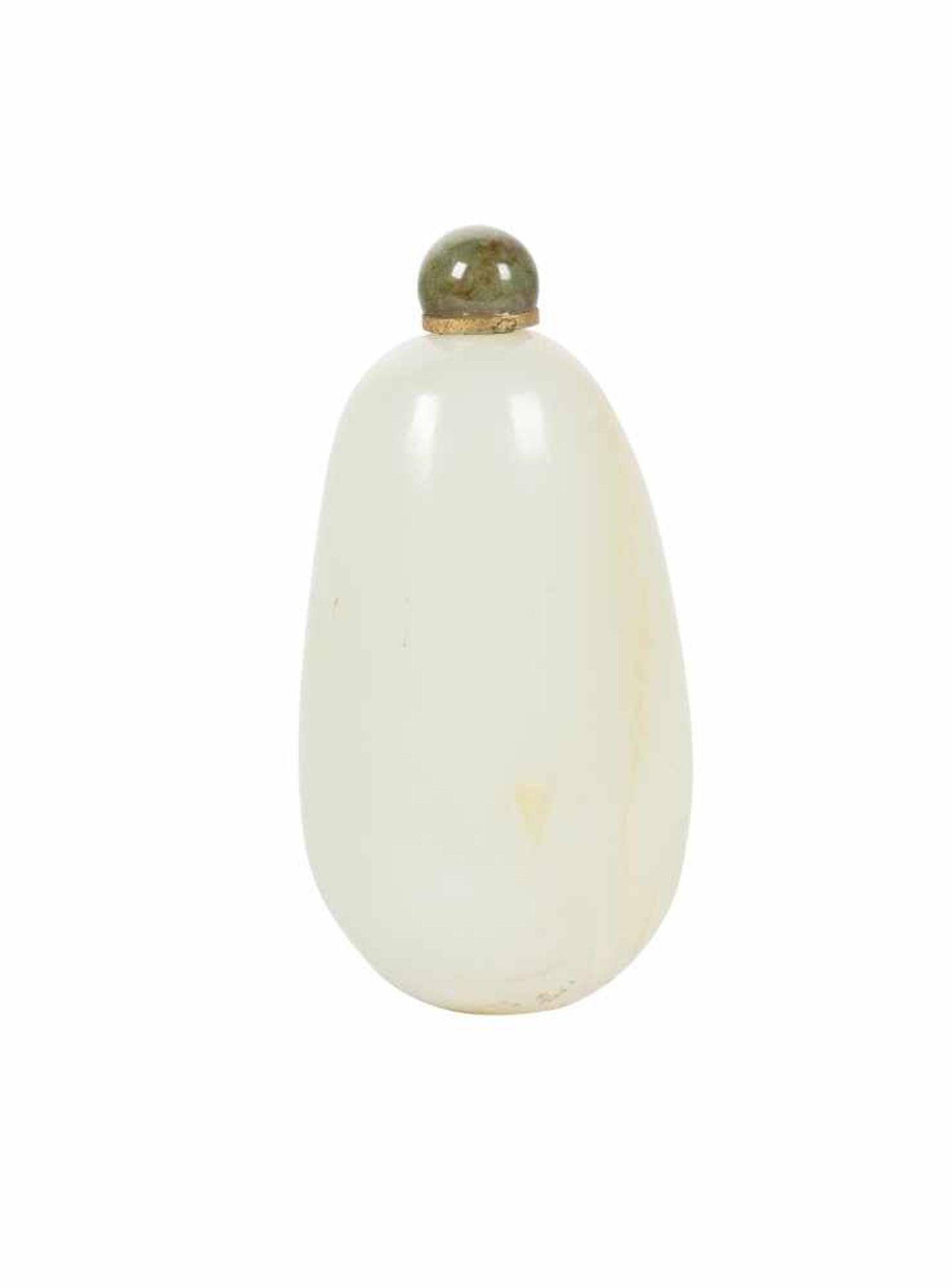 A white and russet skin jade “pebble” snuff bottle. China. Qing Dynasty. 19th Century.Well-holl - Bild 2 aus 4