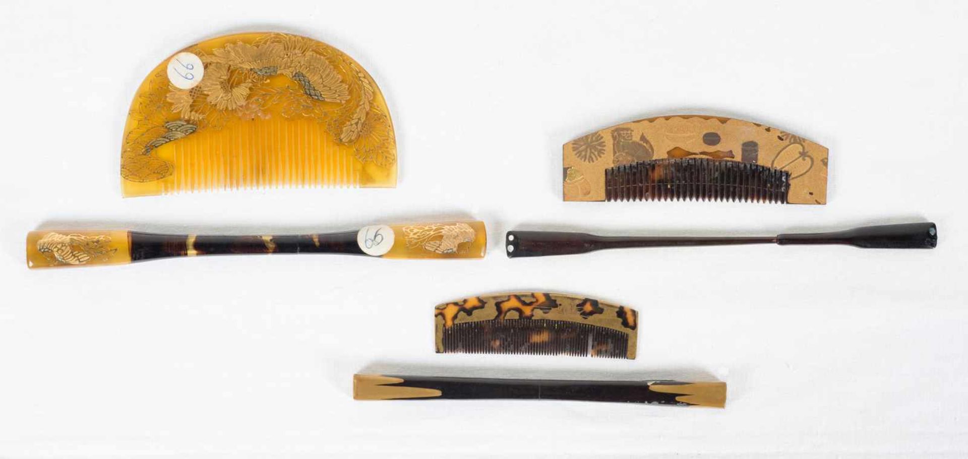A set of three Japanese combs and pins. Edo period and Meiji period. 19th century.Long: 16 cm., - Bild 2 aus 6