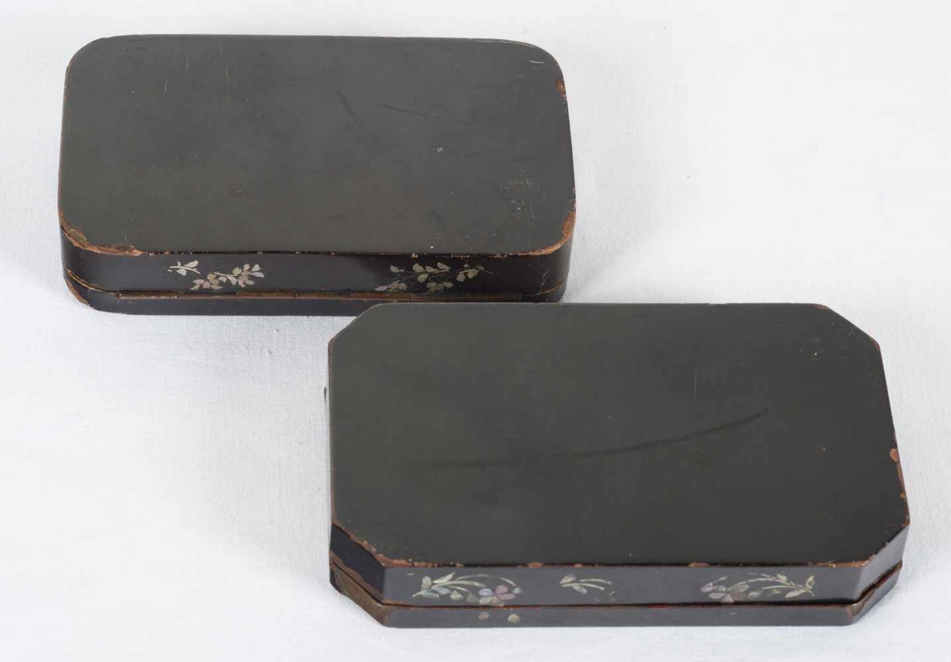 A pair of Japanese tobacco boxes, Black lacquer over copper, inlaid with mother-of-pearlEdo per - Bild 7 aus 8