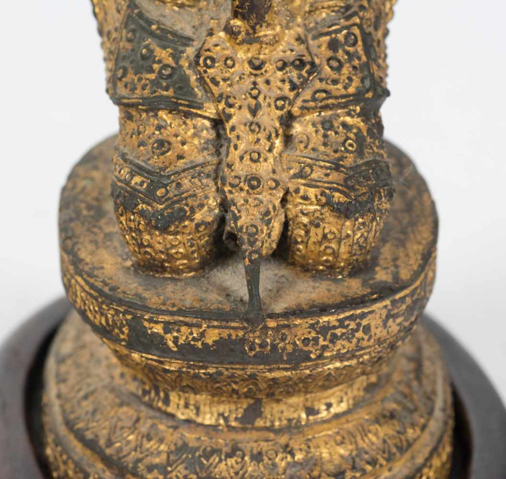 A gilt bronze figure of Buddha. Thailand. Bangkok Period. 19th Century. Portrayed as a prince w - Bild 7 aus 8