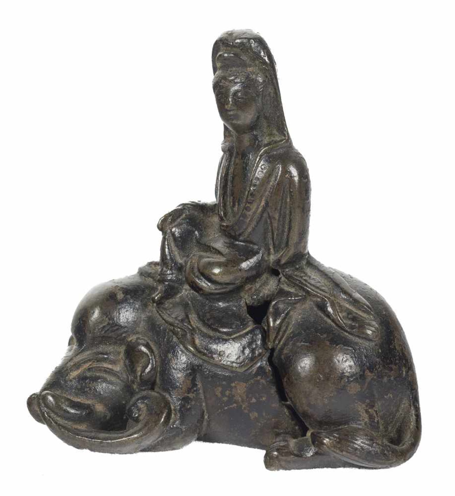 A small bronze figure of a Guanyin seated on a mythical beast. China. Ming dynasty (1368-1644). - Bild 2 aus 6