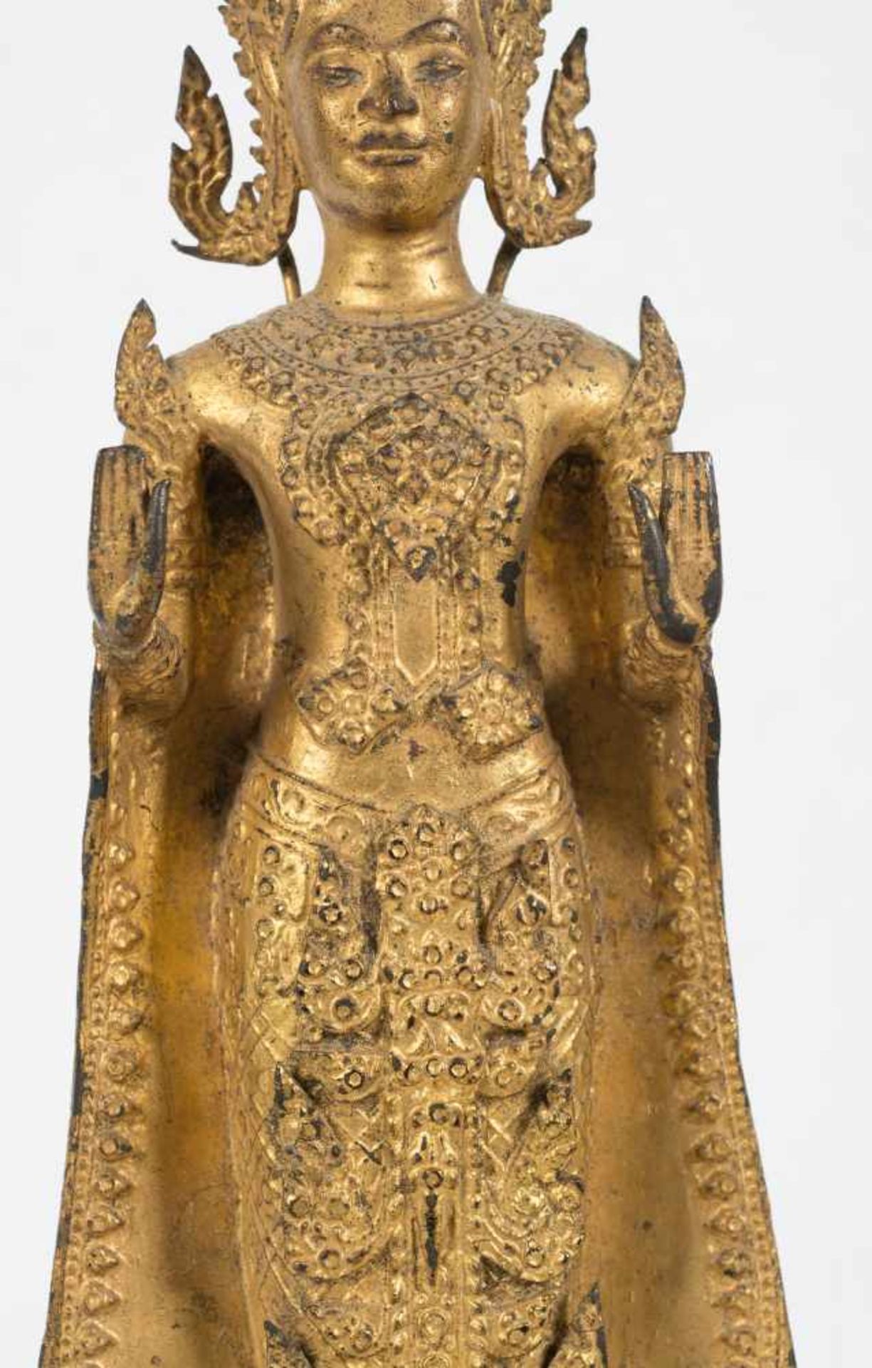 A gilt bronze figure of Buddha. Thailand. Rattanakosin period. 18th Century. Standing on a tier - Bild 5 aus 8