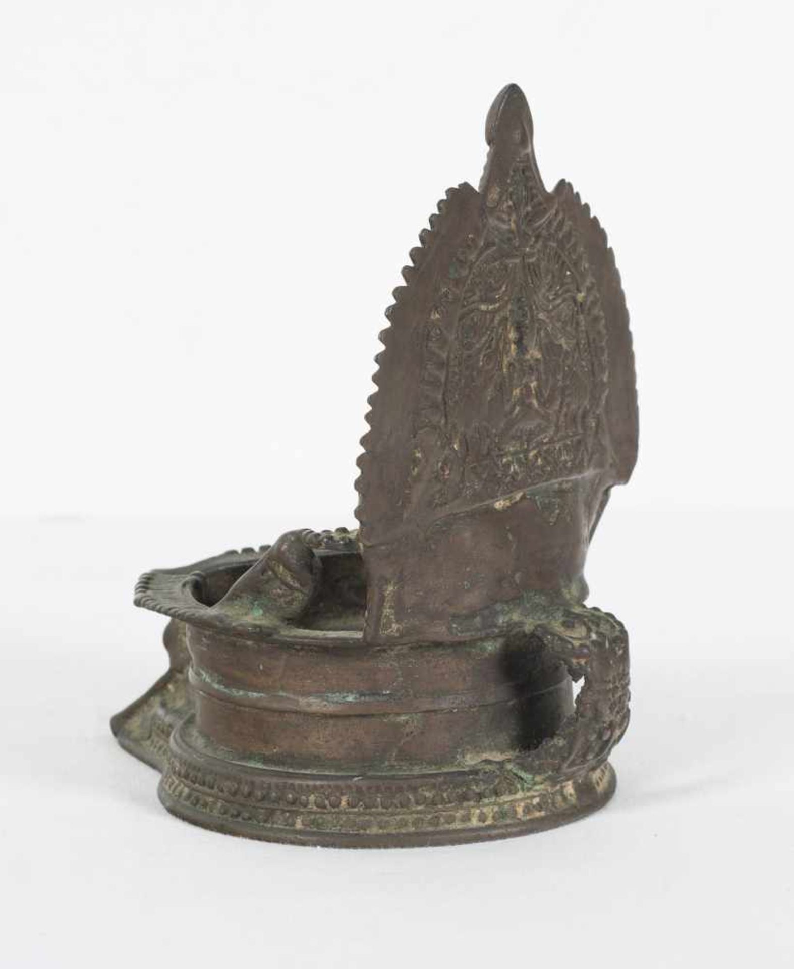 An 18th century Indian bronze oil lamp for offerings depicting Gajalakshmi (Lakshmi with - Bild 3 aus 6