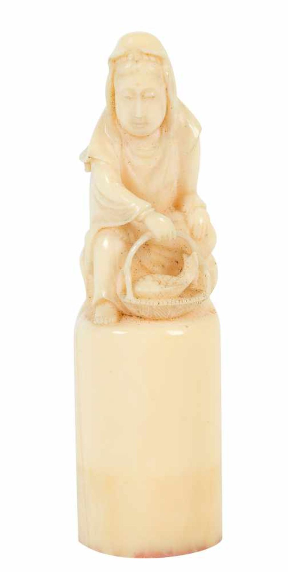 A carved ivory seal portraying a Guanyin. China. Qing dynasty period (1636-1912).6 x 1,5 cm