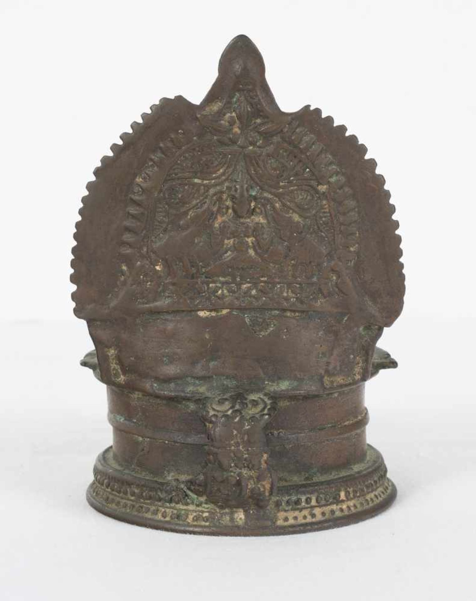 An 18th century Indian bronze oil lamp for offerings depicting Gajalakshmi (Lakshmi with - Bild 4 aus 6