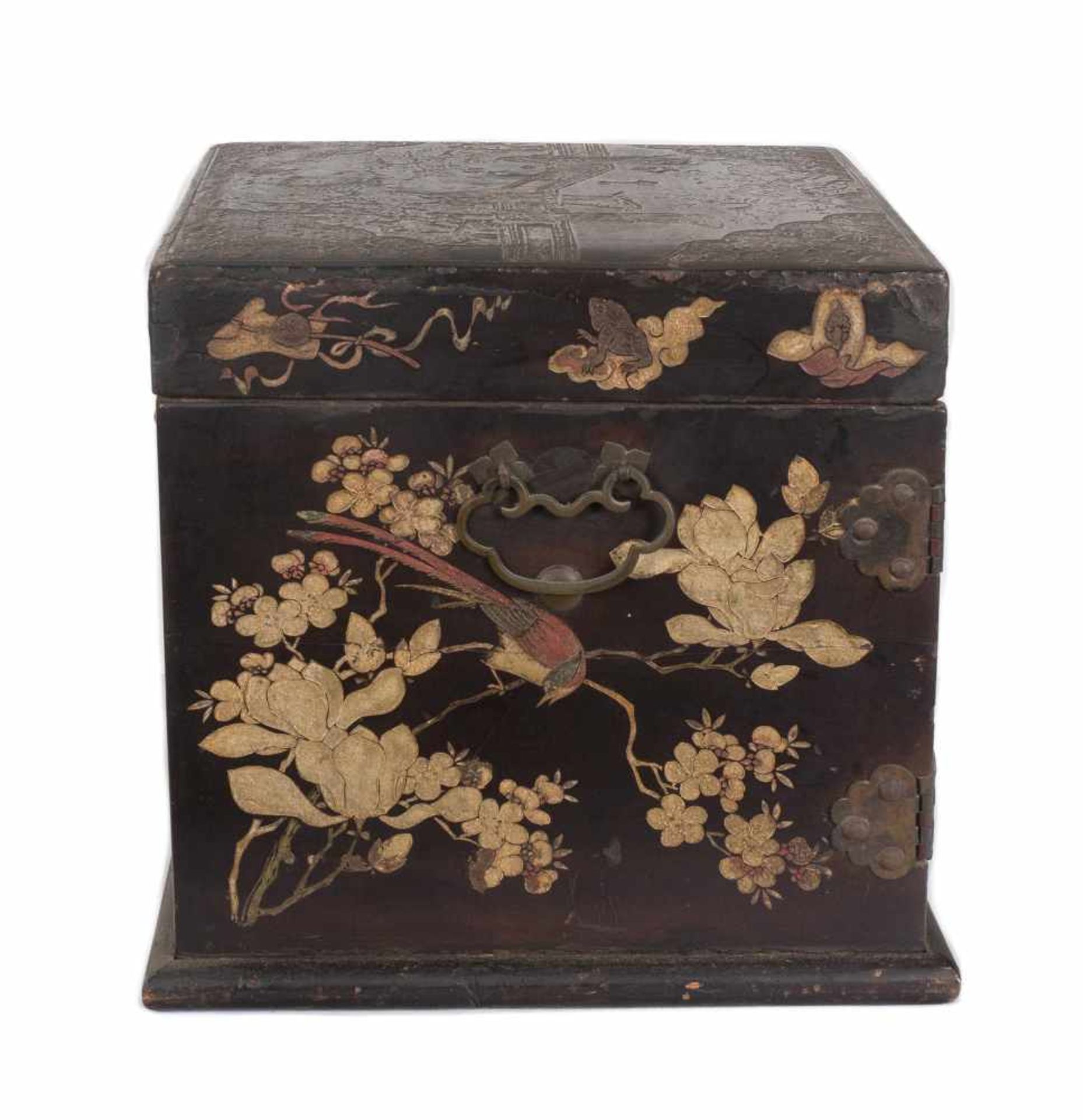 A “Bantamwork” or coromandel lacquer and brass table cabinet. China. Qing dynasty. 18th century. - Bild 7 aus 9