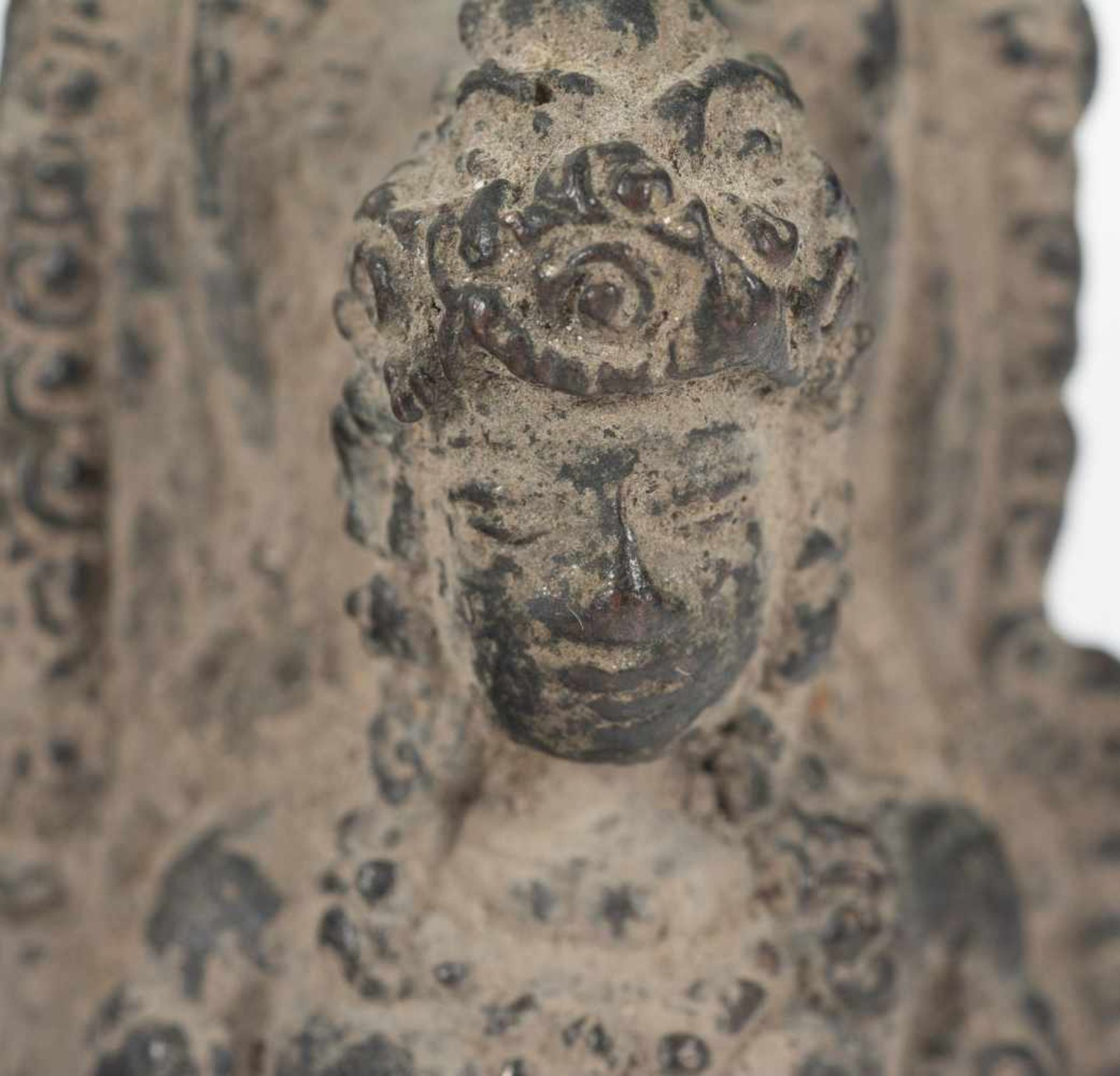 A Singhasari style bronze figure of seated Prajñāpāramitā Buddha, Java. 15th century.6,5 x 3,5 - Bild 2 aus 6