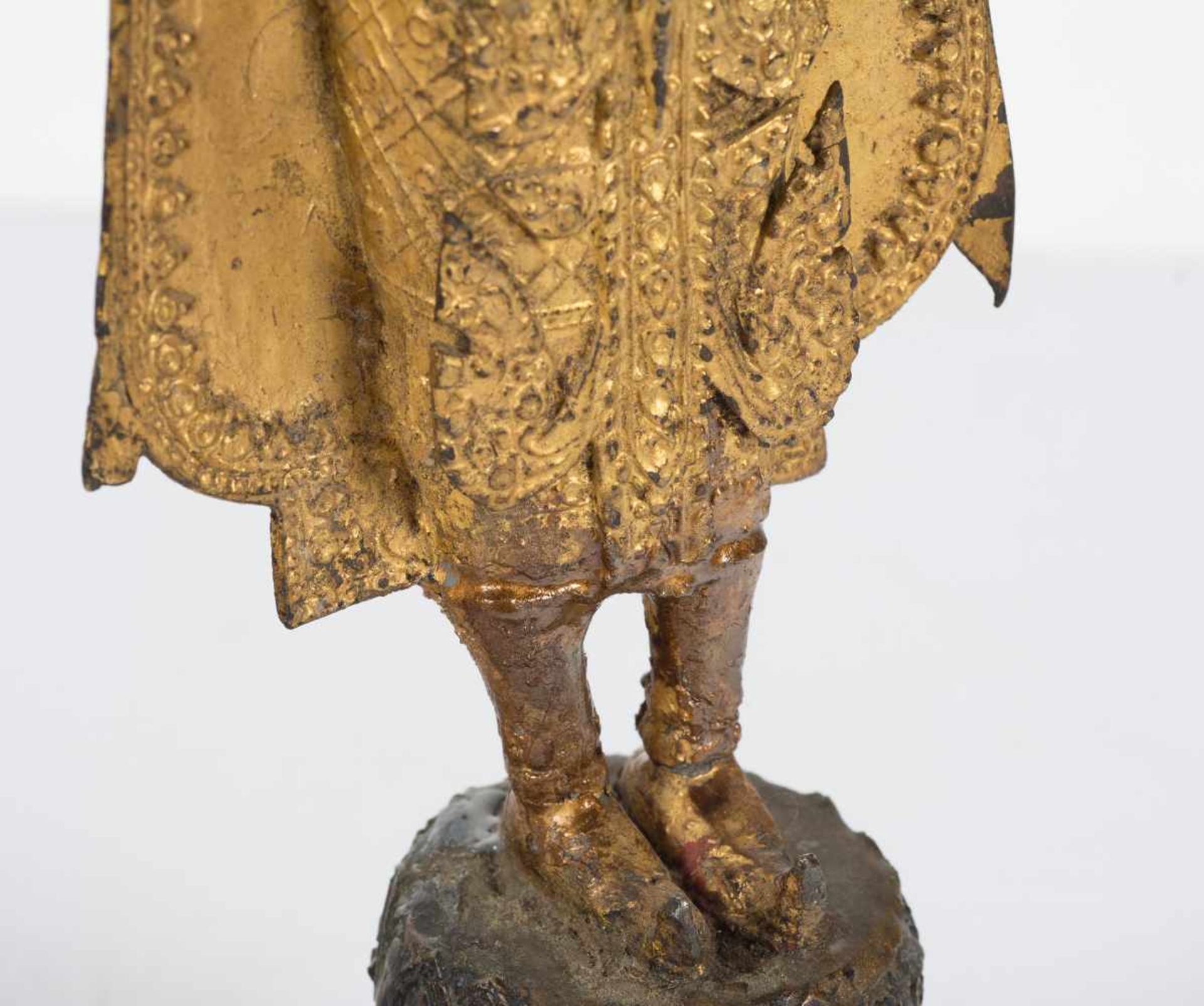 A gilt bronze figure of Buddha. Thailand. Rattanakosin period. 18th Century. Standing on a tier - Bild 6 aus 8