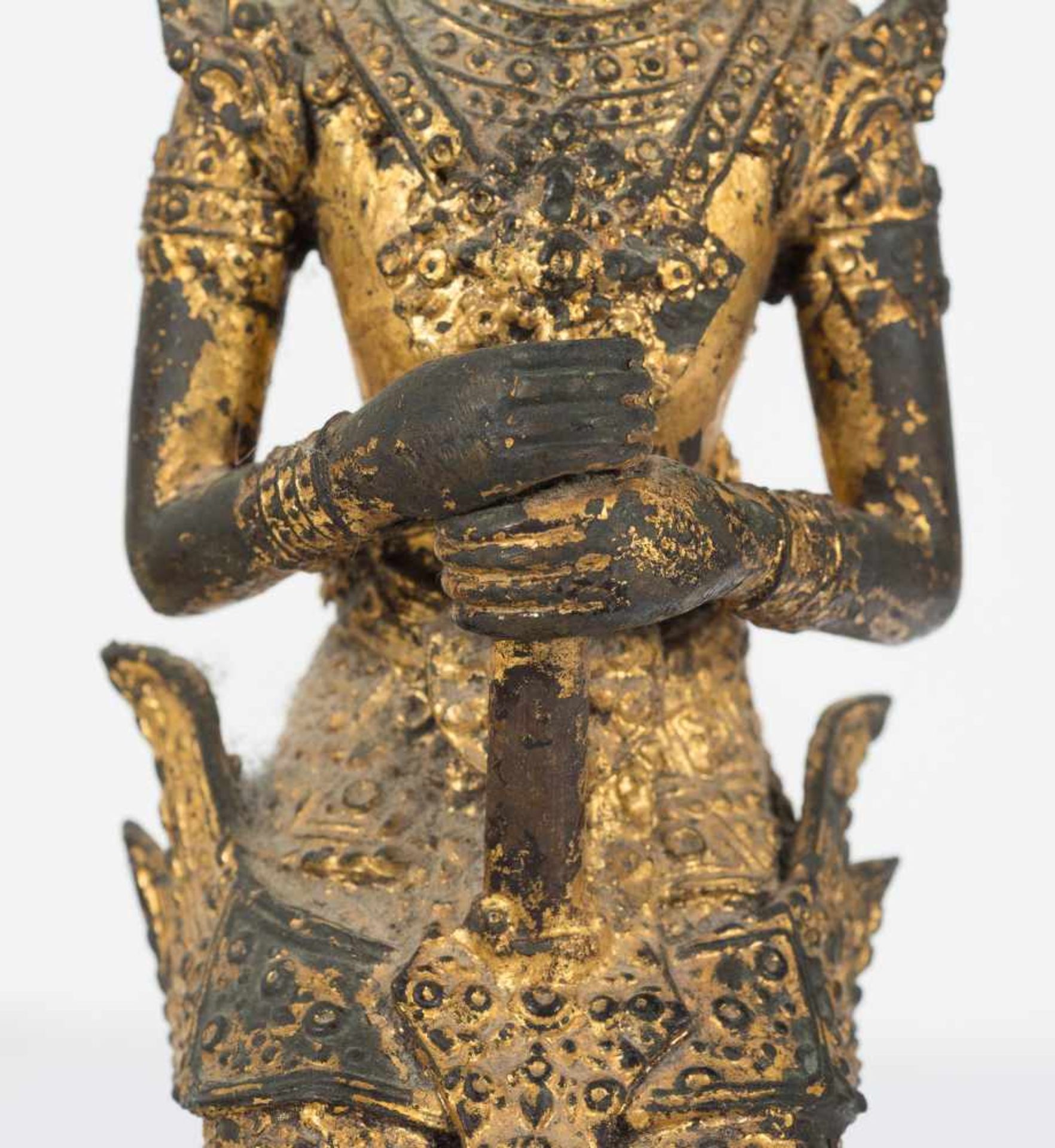 A gilt bronze figure of Buddha. Thailand. Bangkok Period. 19th Century. Portrayed as a prince w - Bild 6 aus 8
