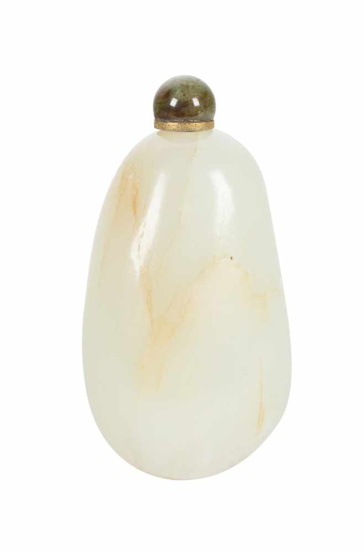 A white and russet skin jade “pebble” snuff bottle. China. Qing Dynasty. 19th Century.Well-holl - Bild 3 aus 4