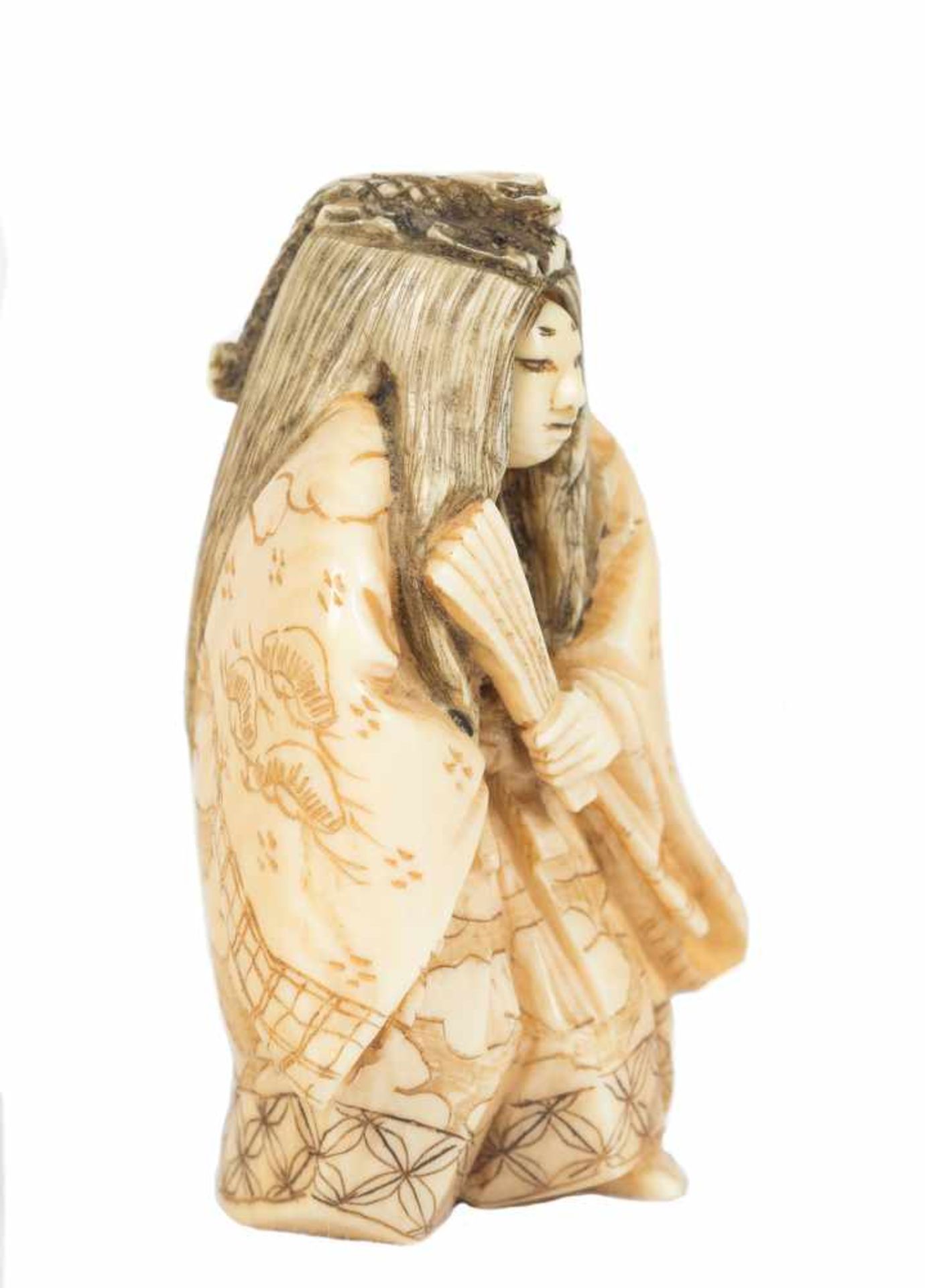 A Japanese netsuke okimono of a kabuki actor in carved ivory. Meiji period. 19th. Century. Signed. - Bild 7 aus 10