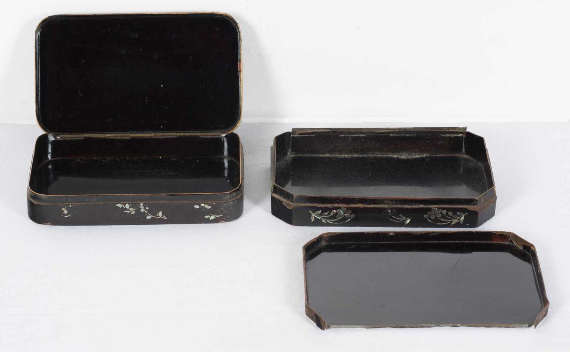 A pair of Japanese tobacco boxes, Black lacquer over copper, inlaid with mother-of-pearlEdo per - Bild 8 aus 8