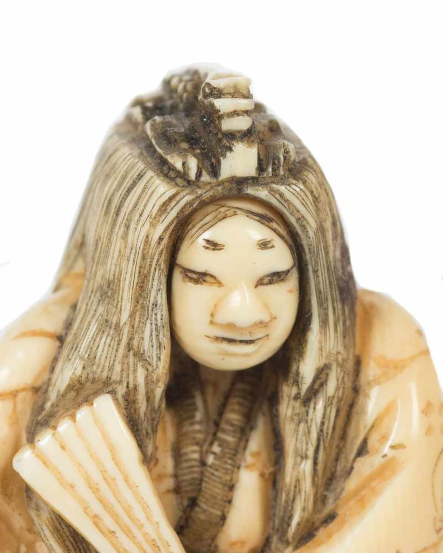 A Japanese netsuke okimono of a kabuki actor in carved ivory. Meiji period. 19th. Century. Signed. - Bild 4 aus 10