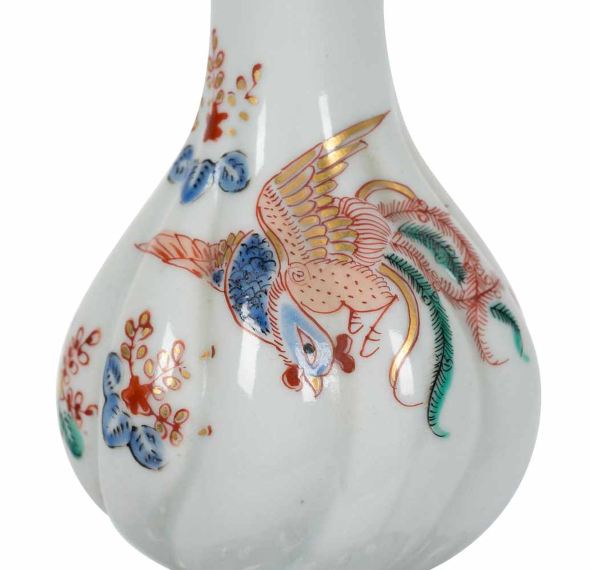 A kakiemon spirally-moulded double-gourd vase. Fuku mark. Edo period (1603-1868).The lower part - Bild 3 aus 9