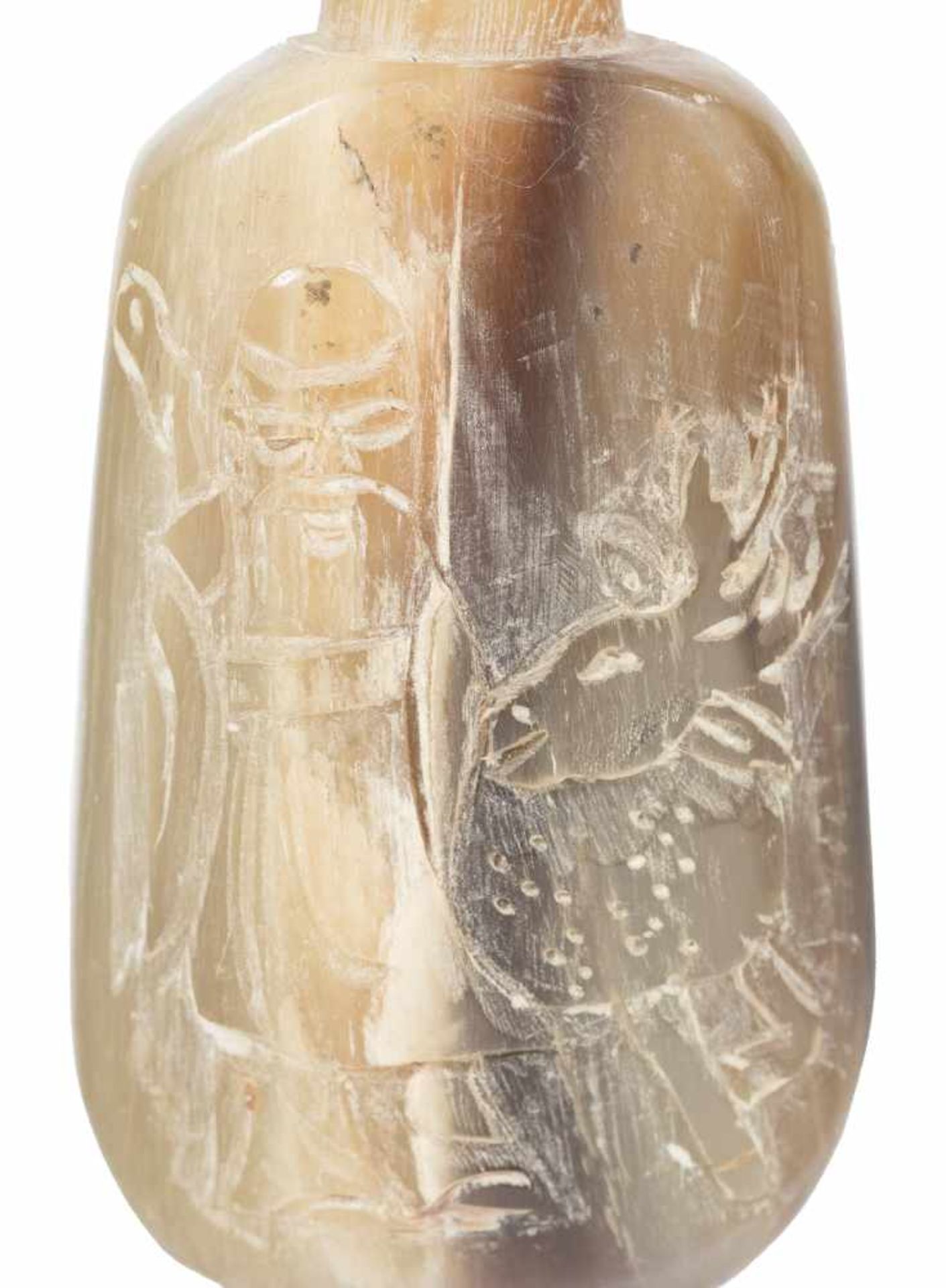 A fine Chinese snuff bottle in carved rhinoceros horn. Qing dynasty. 19th. Century.Height: 7,3 - Bild 4 aus 5