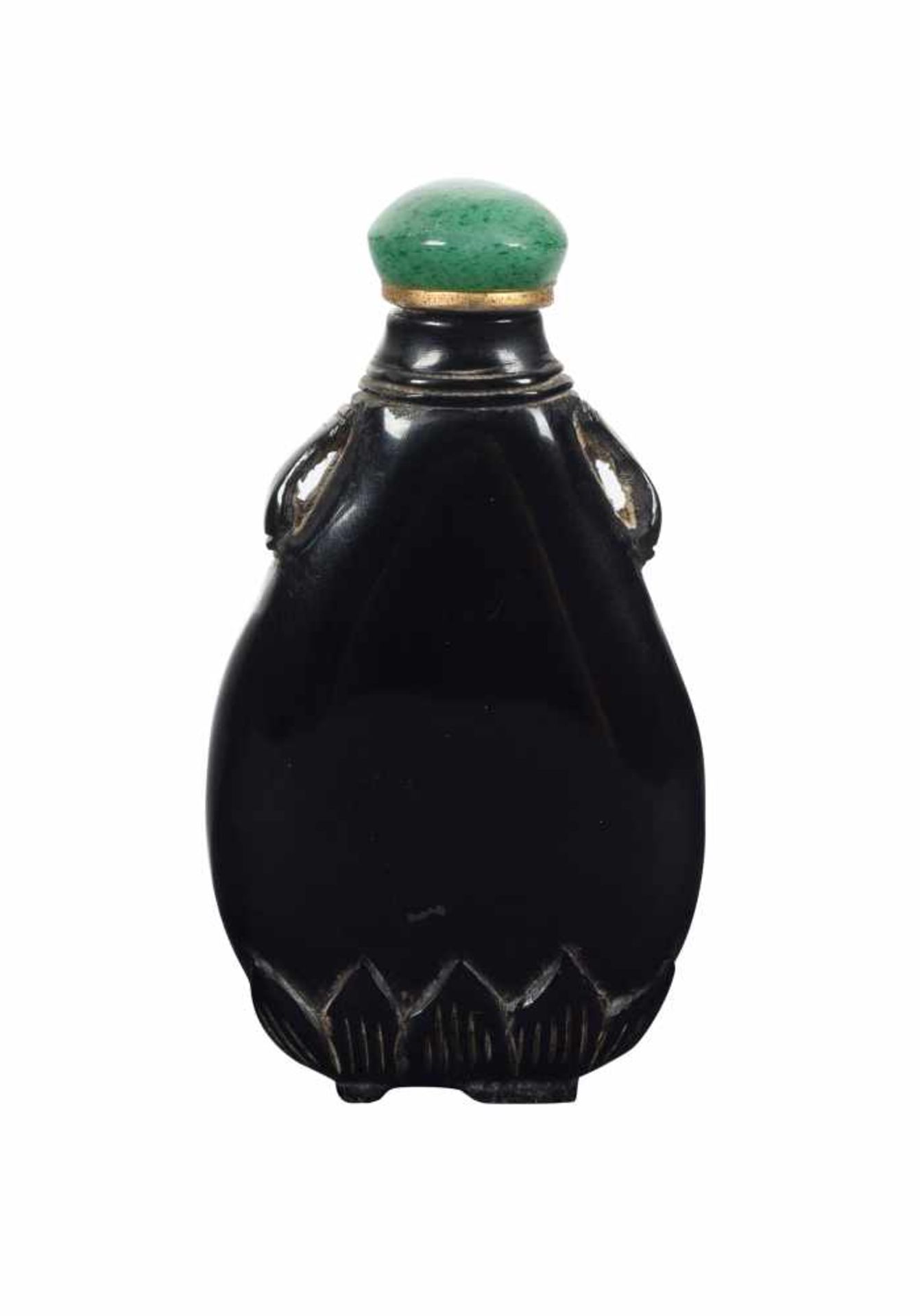 A carved dark red amber snuff bottle. China. Qing dynasty. 19th Century. Of compressed globular - Bild 2 aus 3