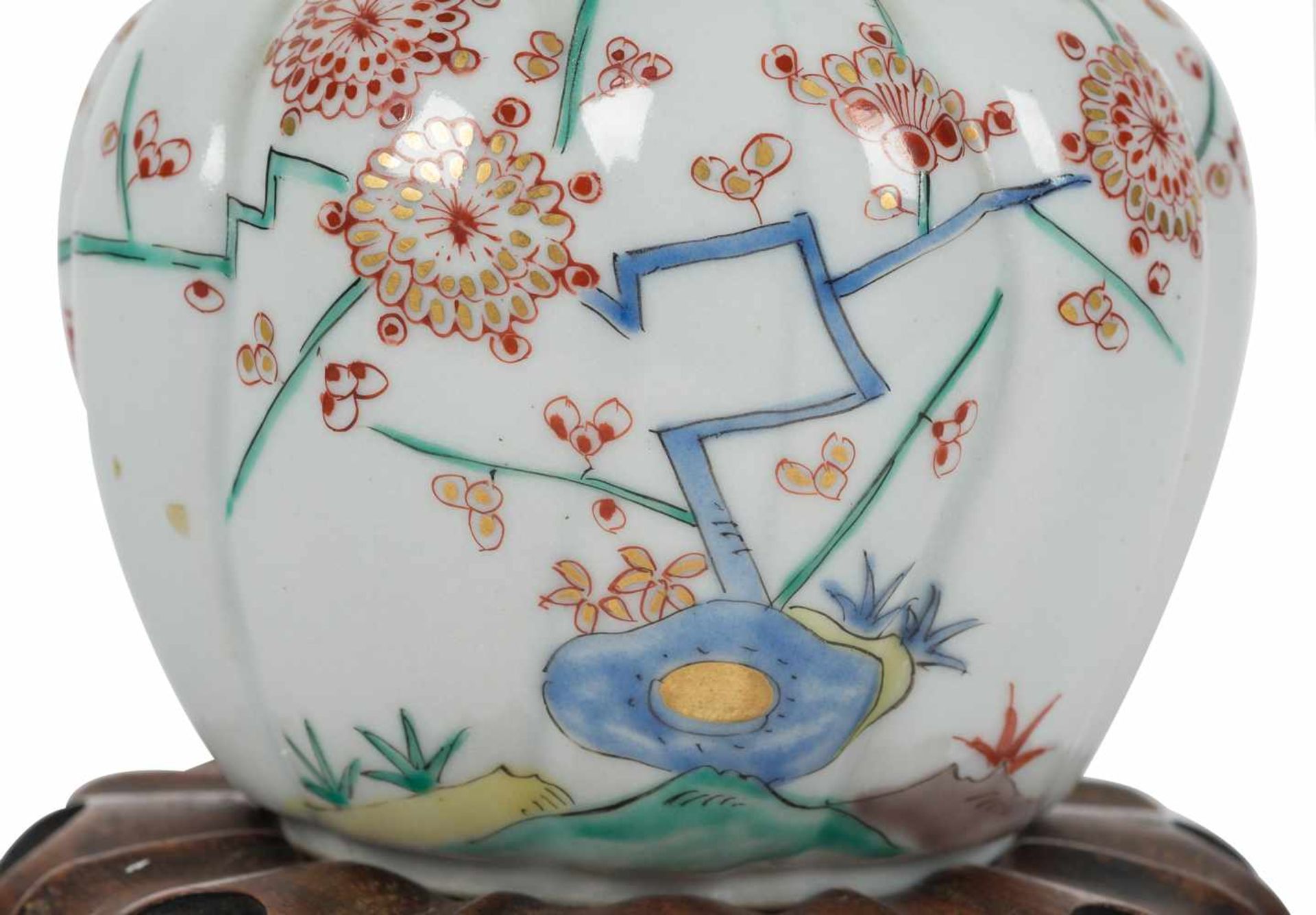 A kakiemon spirally-moulded double-gourd vase. Fuku mark. Edo period (1603-1868).The lower part - Bild 5 aus 9