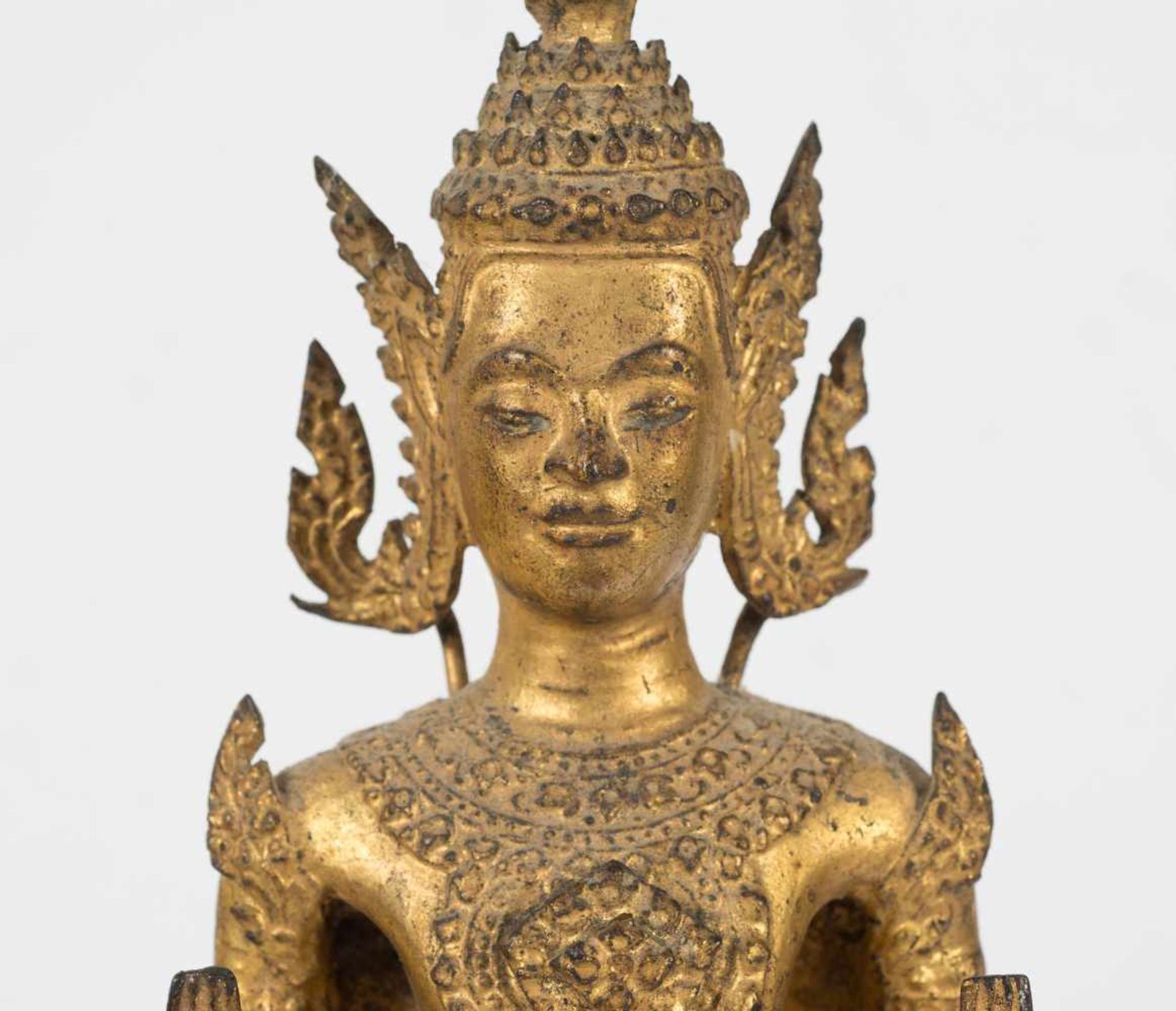 A gilt bronze figure of Buddha. Thailand. Rattanakosin period. 18th Century. Standing on a tier - Bild 4 aus 8