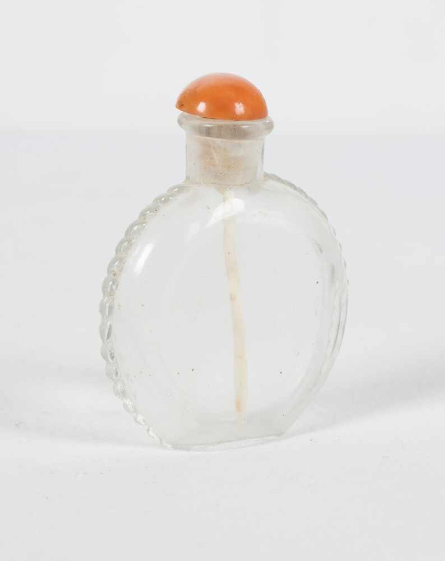 A carved rock crystal snuff bottle. China. Qing dynasty. 19th Century. Pink coral stopper. Heig - Bild 2 aus 4