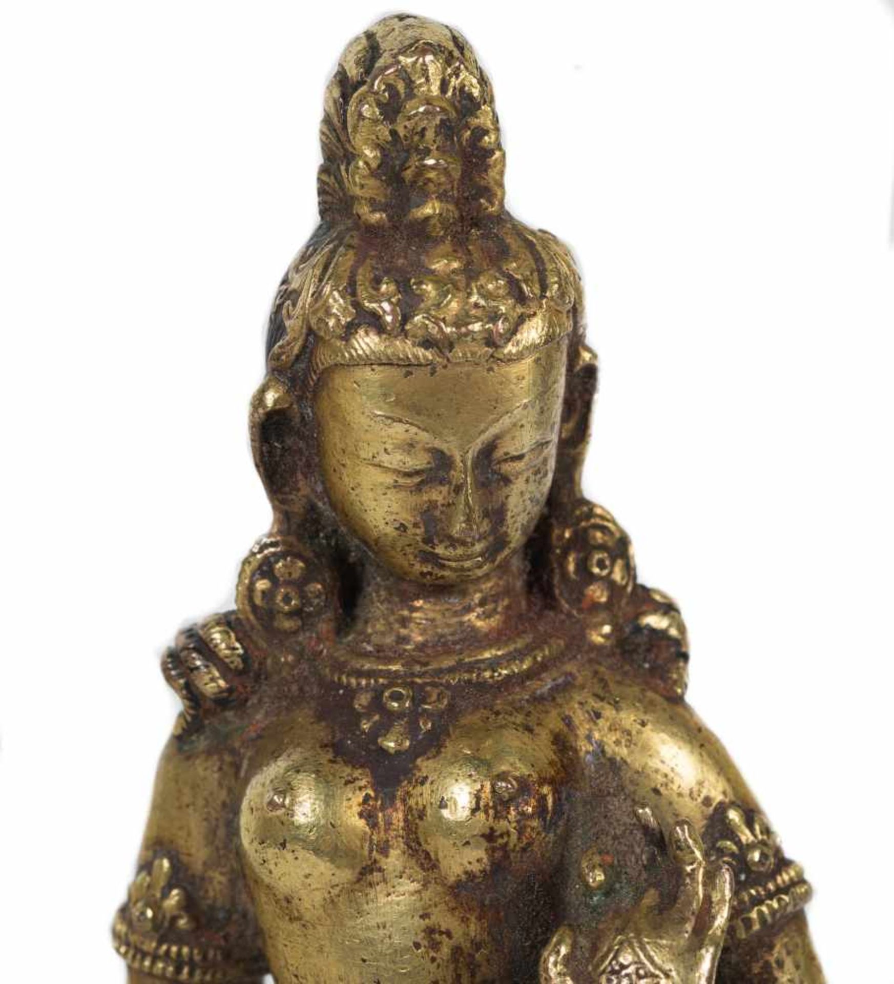 A gilt-bronze figure of standing Tara. Tibet. 17th-18th centuries. Depicted with her left hand - Bild 7 aus 11