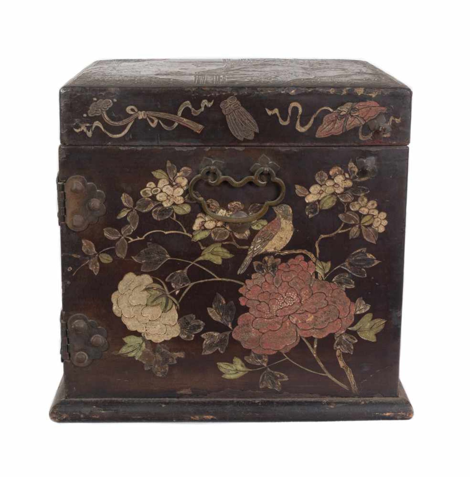 A “Bantamwork” or coromandel lacquer and brass table cabinet. China. Qing dynasty. 18th century. - Bild 5 aus 9