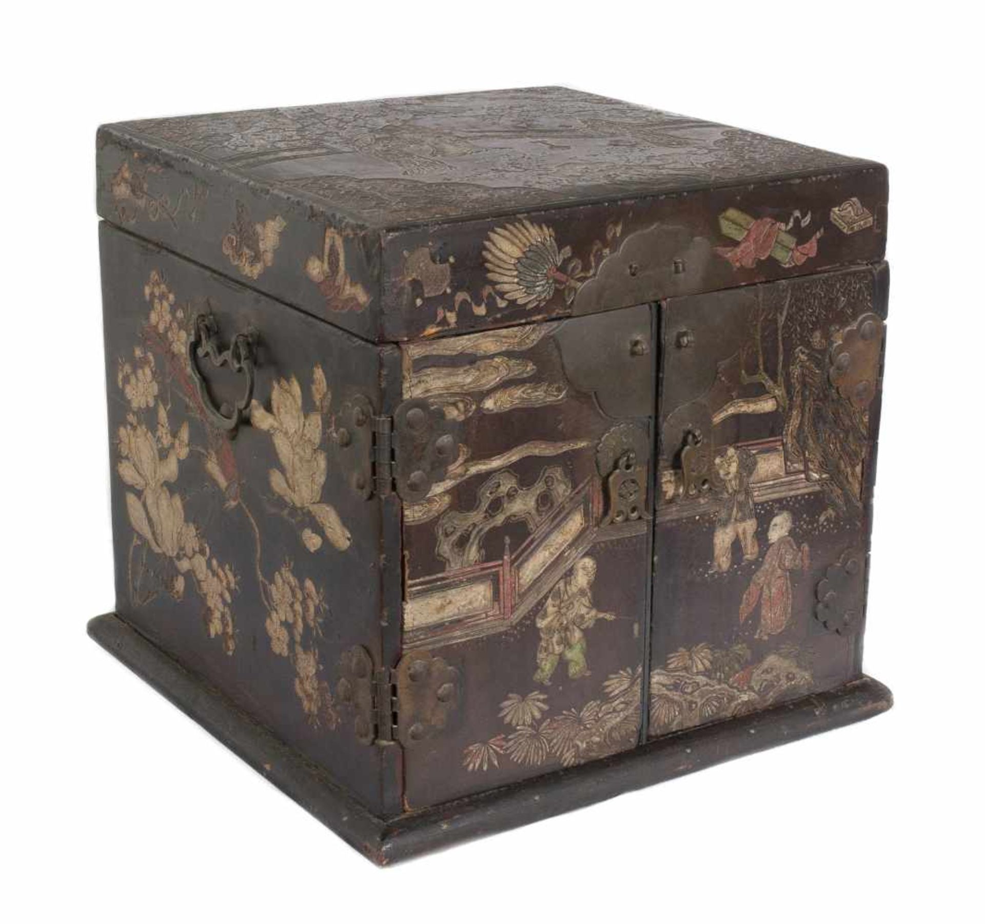 A “Bantamwork” or coromandel lacquer and brass table cabinet. China. Qing dynasty. 18th century. - Bild 3 aus 9