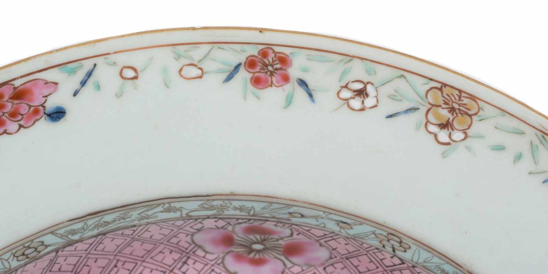 A large porcelain dish. Famille Rose. China. Qianlong period (1736-1795)Diameter: 22,5 cm.< - Bild 4 aus 5