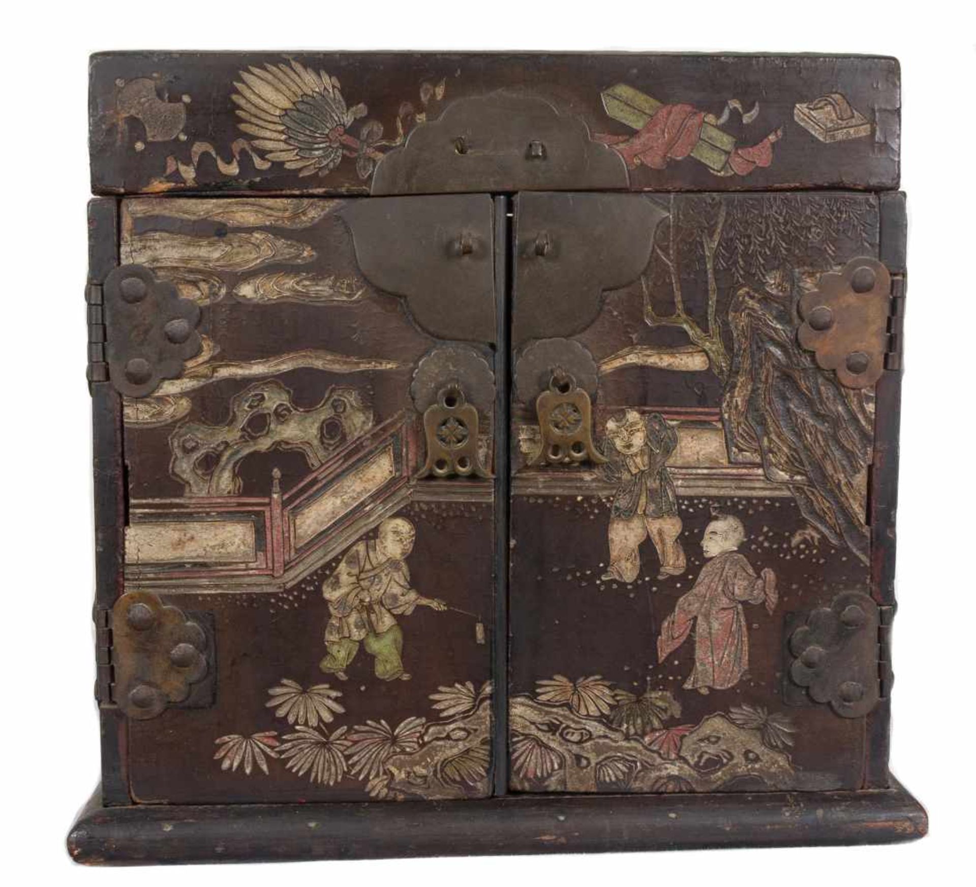 A “Bantamwork” or coromandel lacquer and brass table cabinet. China. Qing dynasty. 18th century. - Bild 2 aus 9