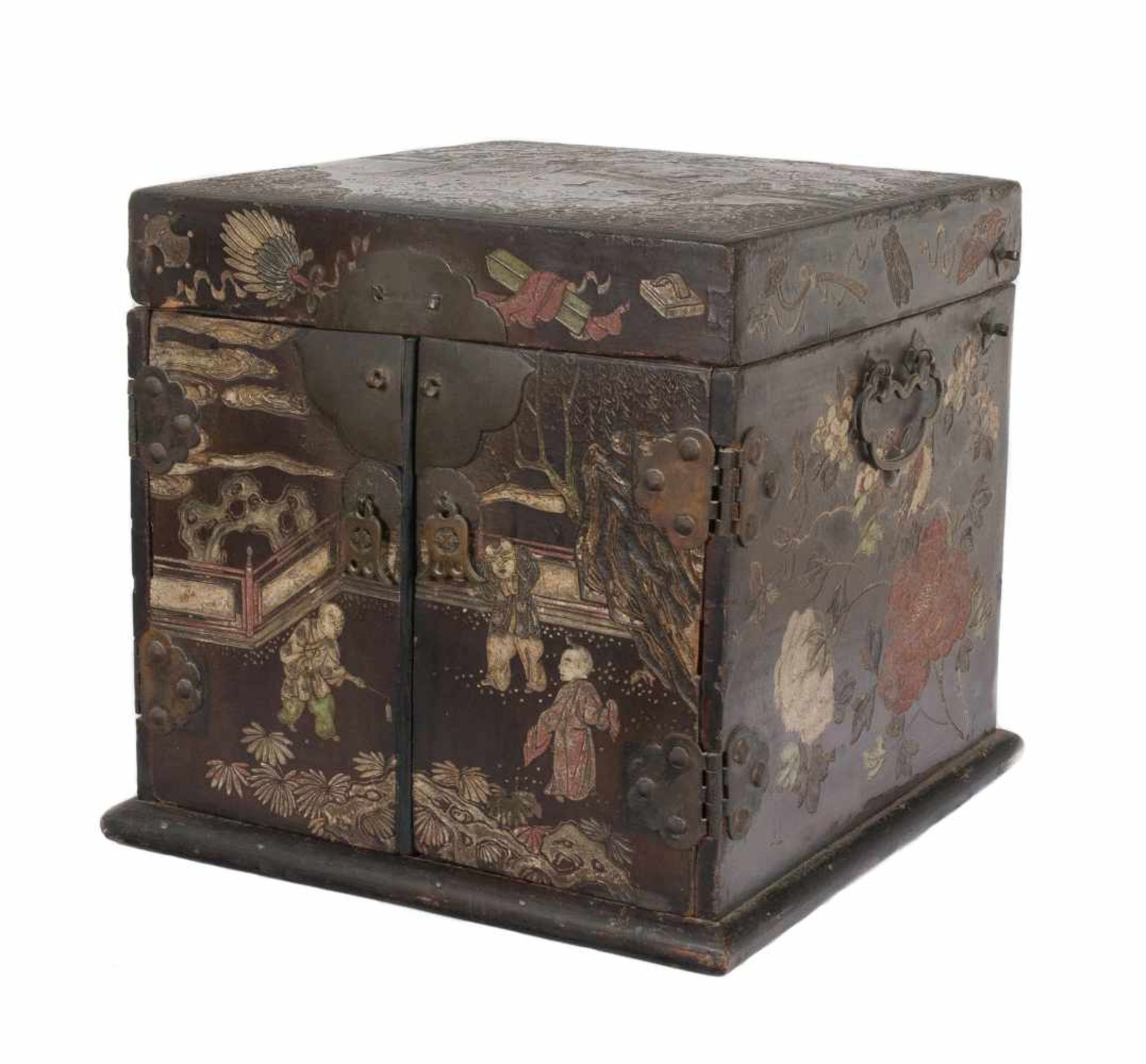 A “Bantamwork” or coromandel lacquer and brass table cabinet. China. Qing dynasty. 18th century. - Bild 4 aus 9