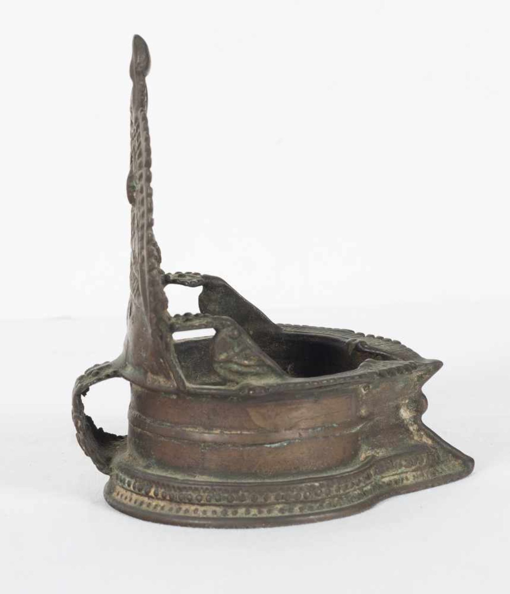 An 18th century Indian bronze oil lamp for offerings depicting Gajalakshmi (Lakshmi with - Bild 5 aus 6