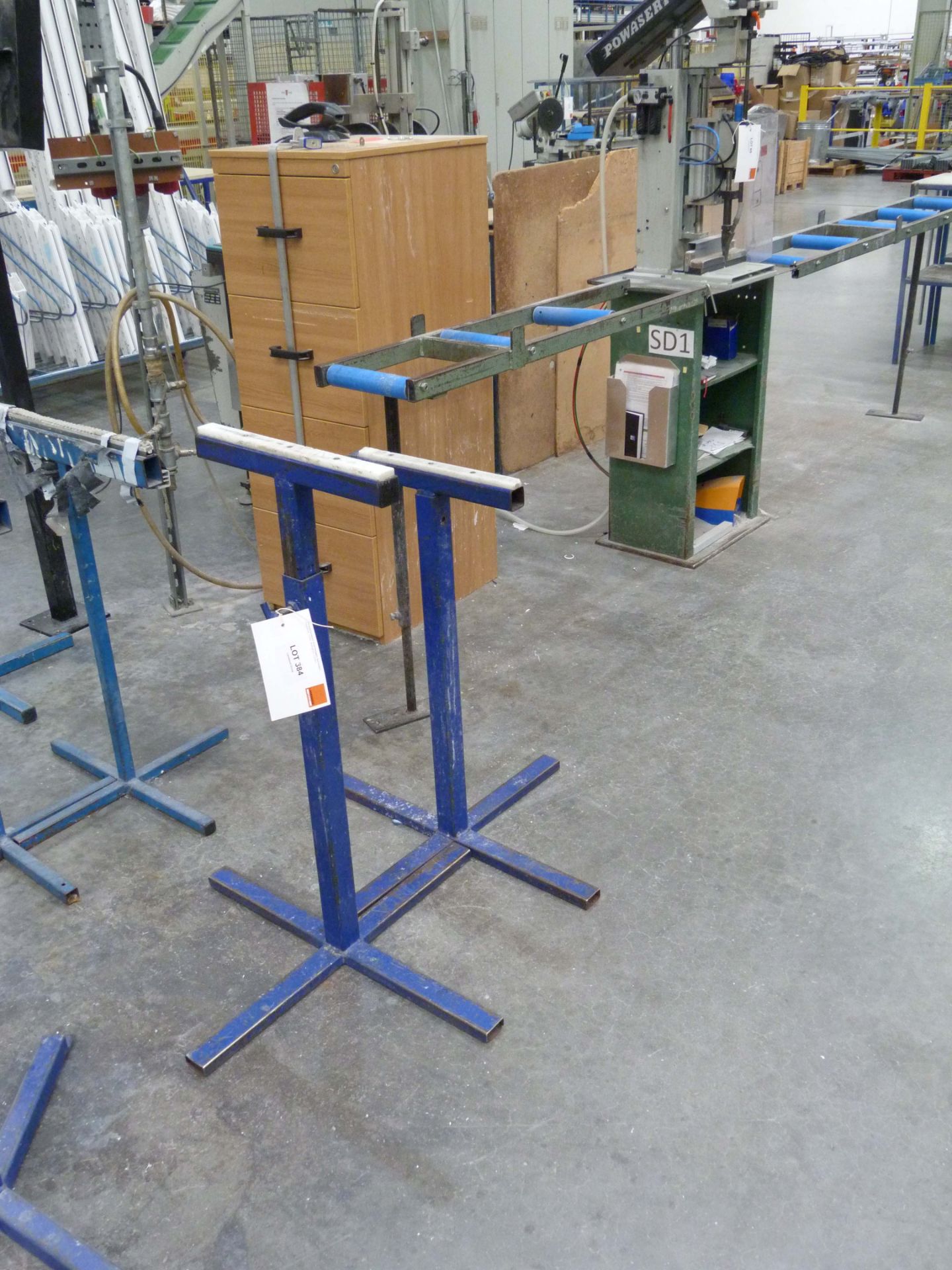 Pair of adjustable stands