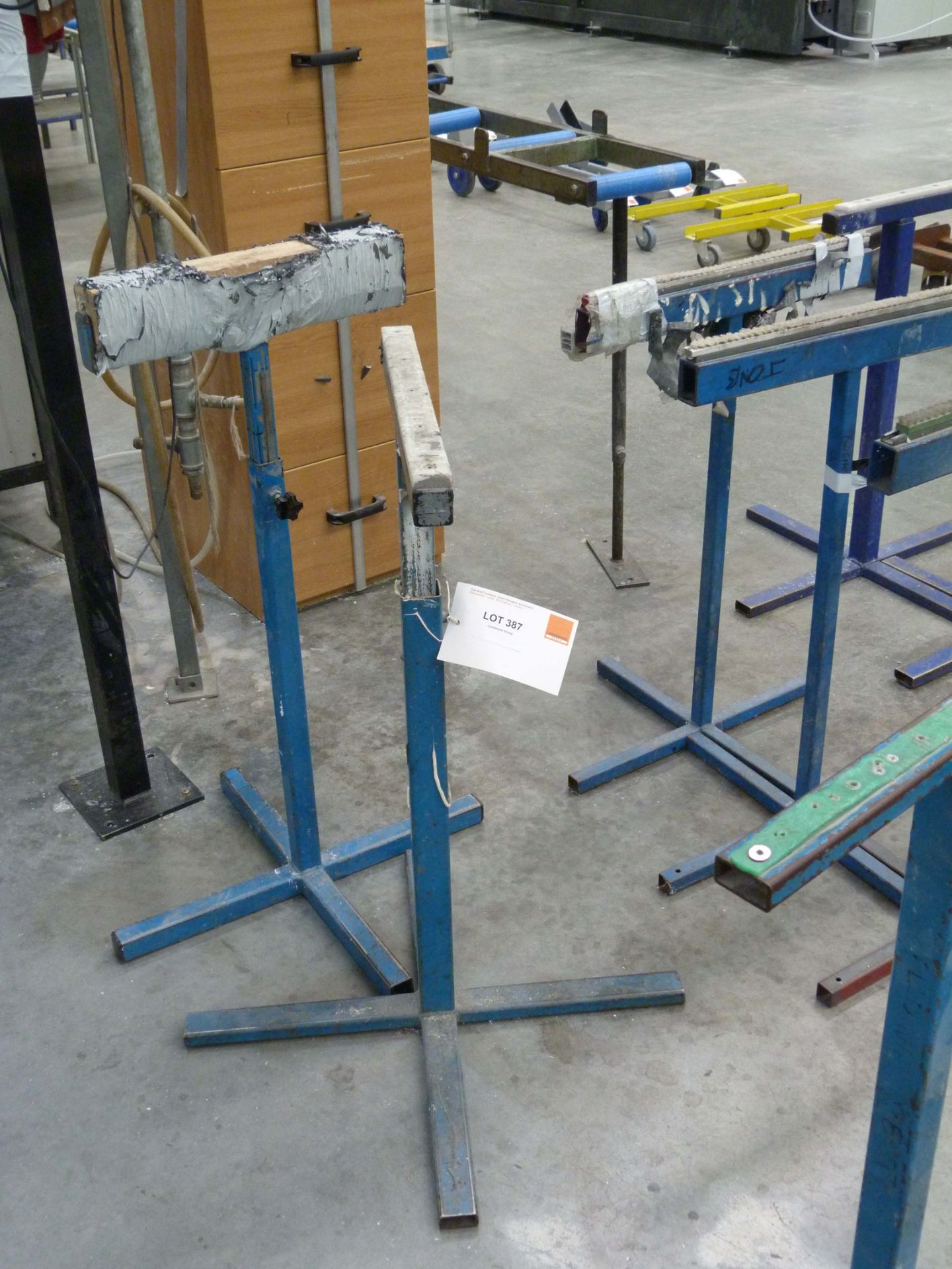 Pair of adjustable stands