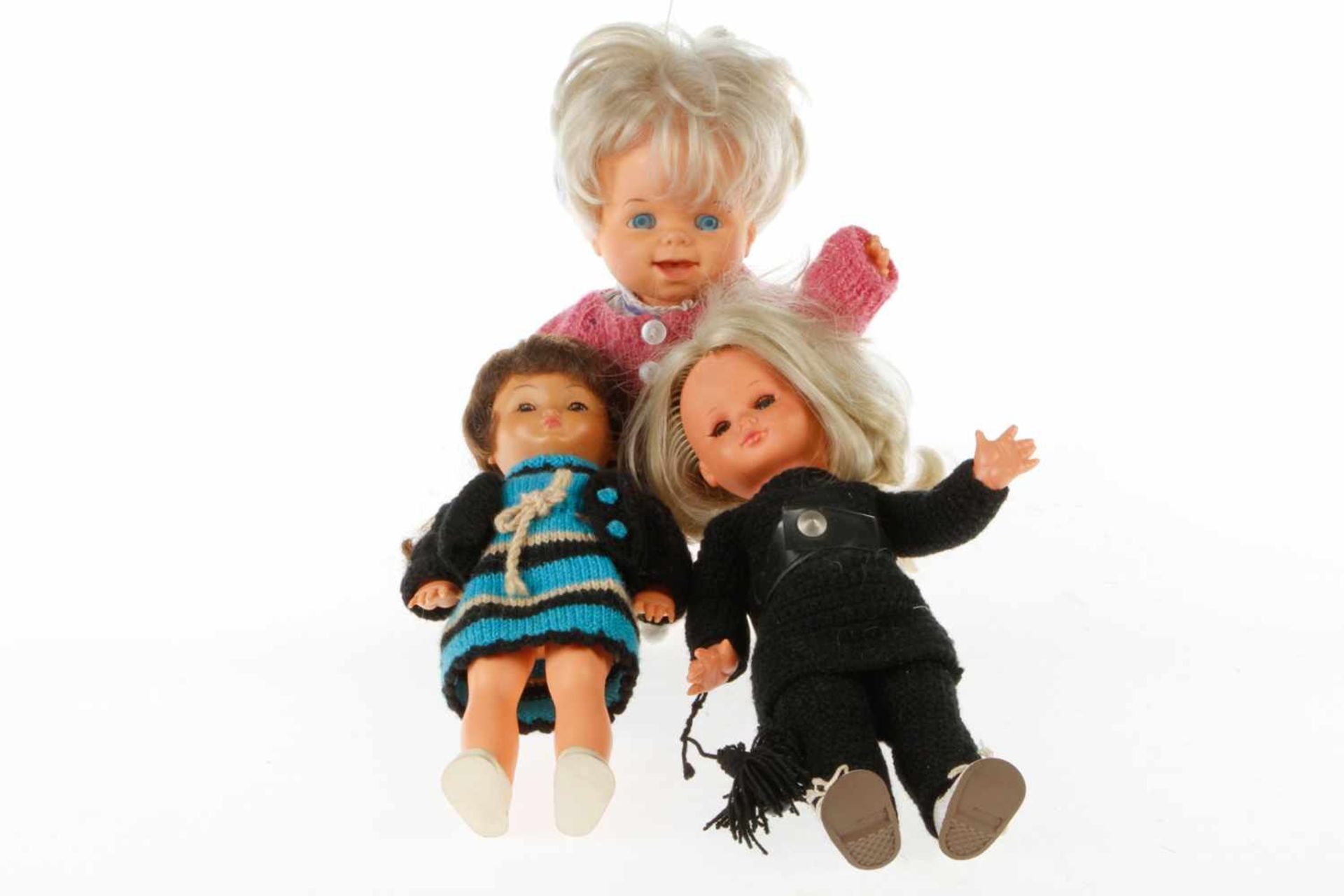 3 Puppen, je in Kleidung, darunter Bella und Sinaso, Alterungsspuren, H 27 bis 32