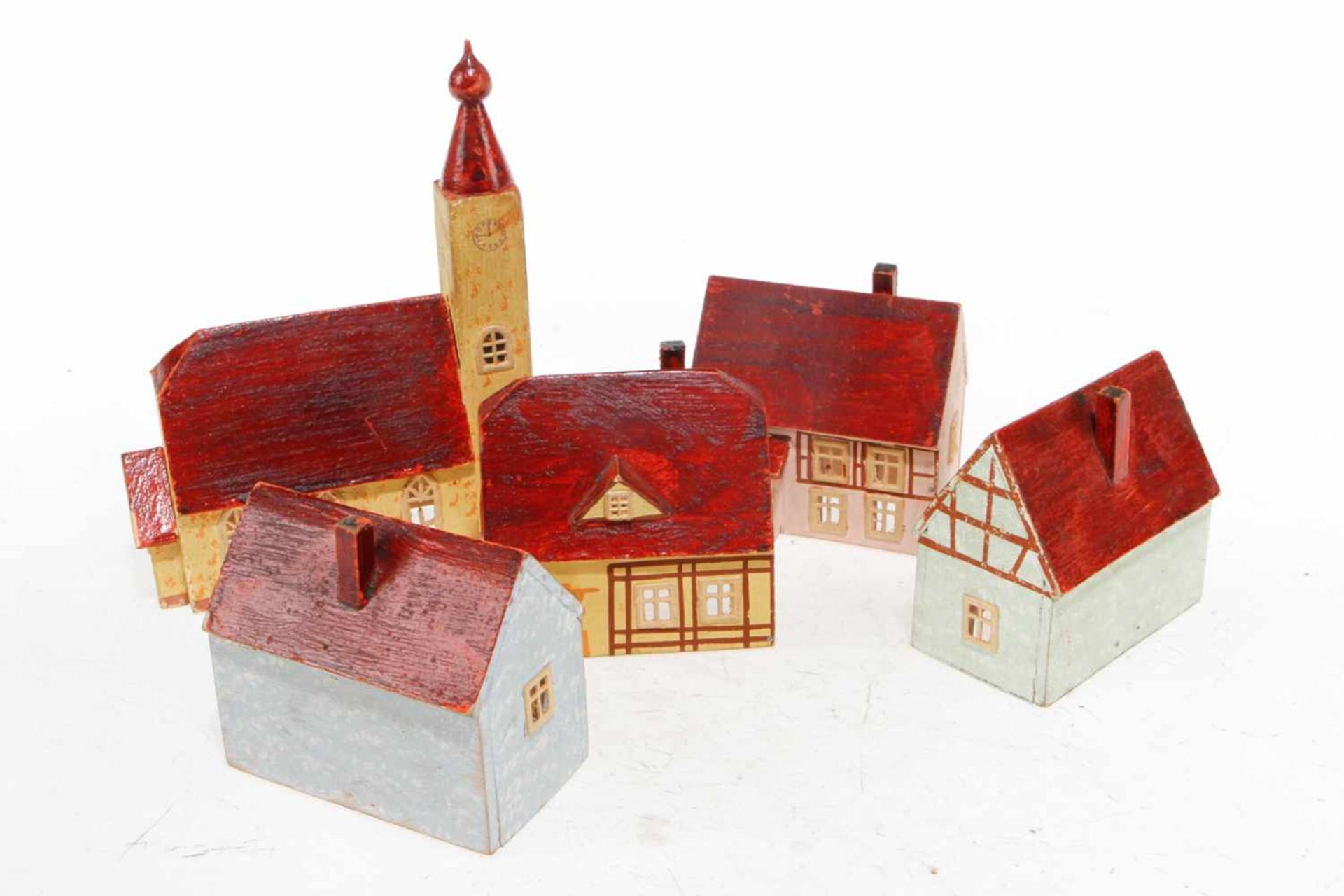 3 Erzgebirge Häuser und 1 Kirche, Holz, bemalt, Kirchenlänge 13, bespielt<b