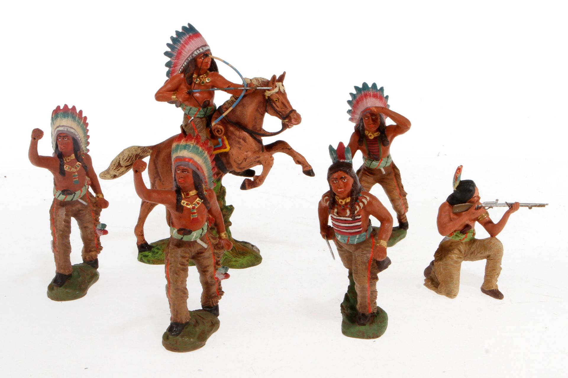 6 Indianer, Masse, HL, darunter 1 zu Pferd, H 11,5, bespielt