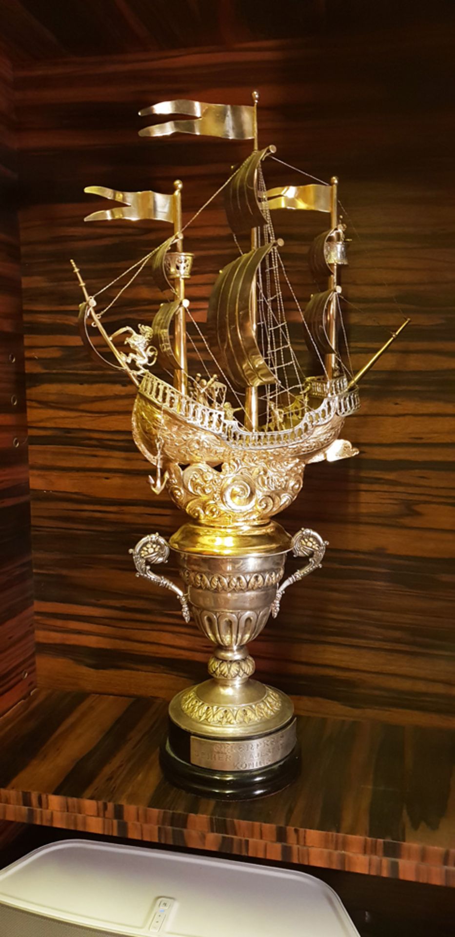 Prachtvoller Silberpokal 1908, mit Hanse Kogge unter vollen Segeln, fein handgetrieben, in Silber