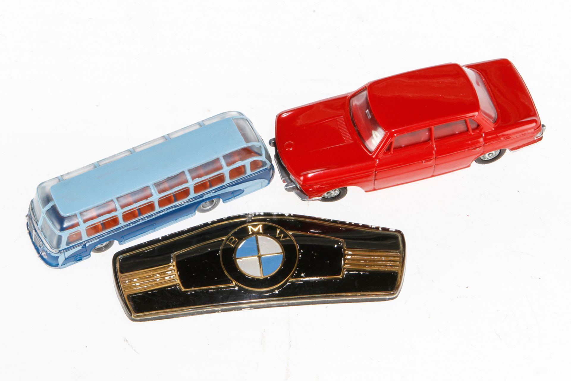 2 Modellfahrzeuge und BMW Schild, Z 4