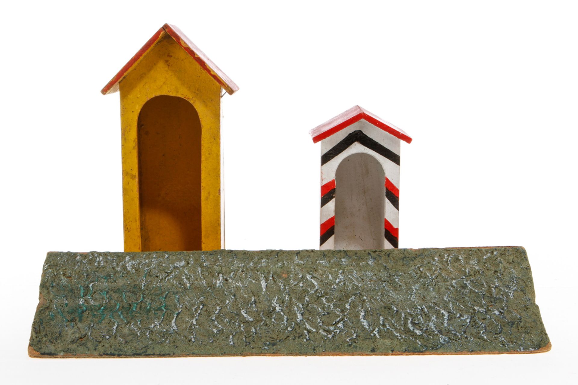 2 Holzschilderhäuser, handlackiert, H 12,5 und 18, dazu Pappgraben, L 29,5