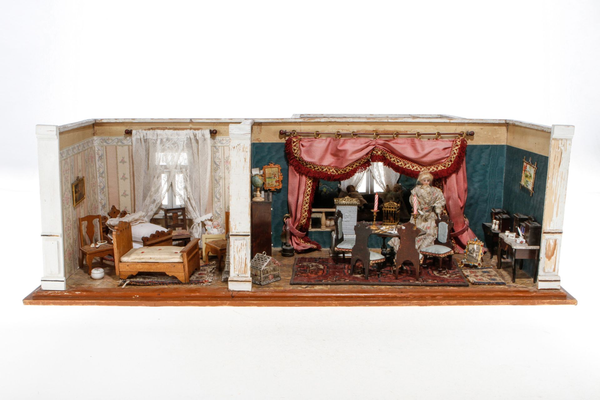 2-teilige Puppenstube um 1900, mit Erker, Tapete im Schlaf- und Wohnzimmer erneuert, reich